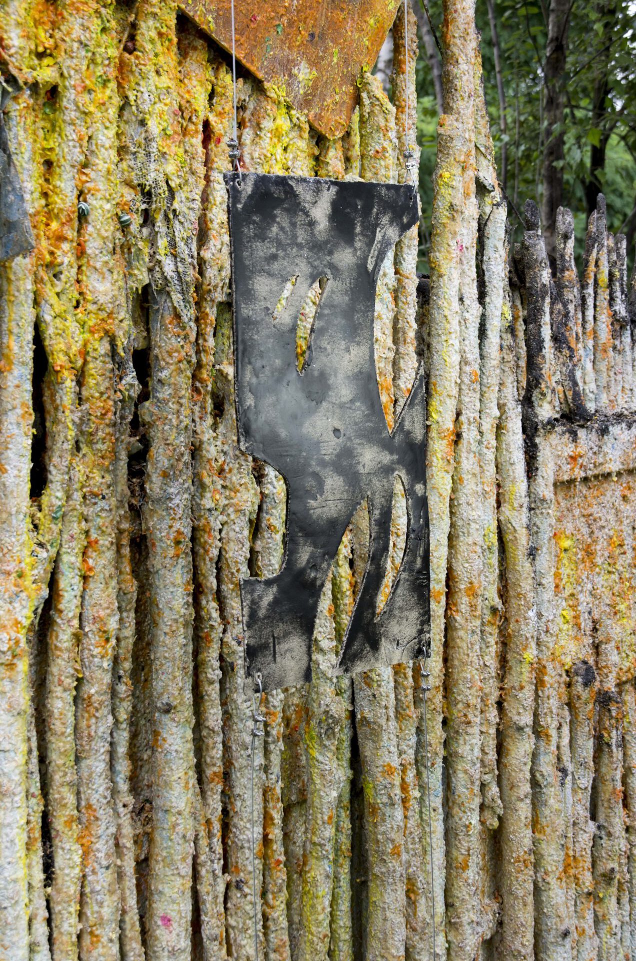 Yannick Harter, ‚There is Bliss in Tessellated Surfaces, A 1.5‘, Ceramics, Paraffin Wax, Ash, Metal, 2018