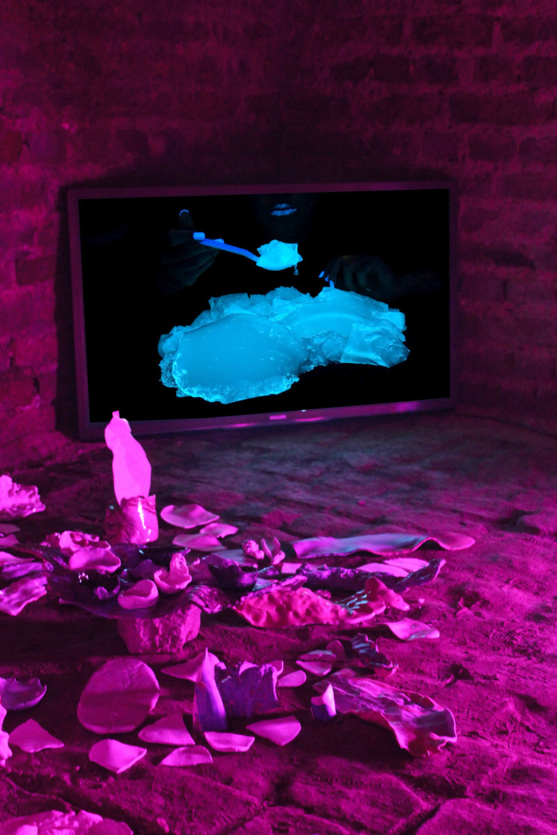 Artist Mukbang, Ultra Violet Jelly Artist Mukbang, 2021, video, tiefkeller, -5, 2021, glazed ceramics