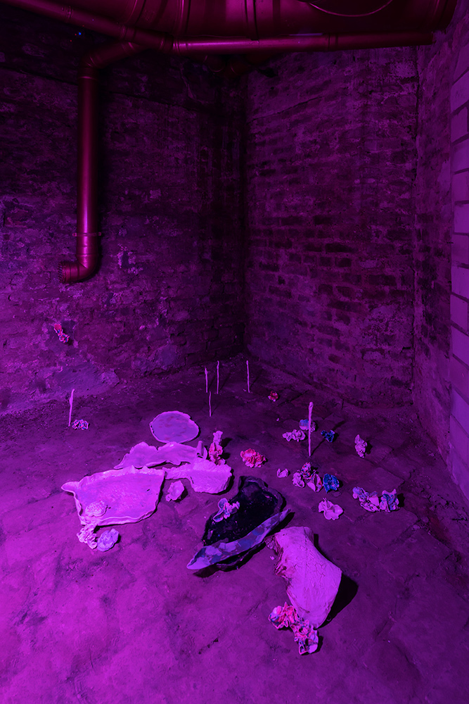 tiefkeller, -5, 2021, glazed ceramics