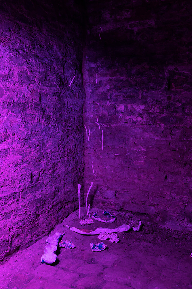 tiefkeller, -5, 2021, glazed ceramics