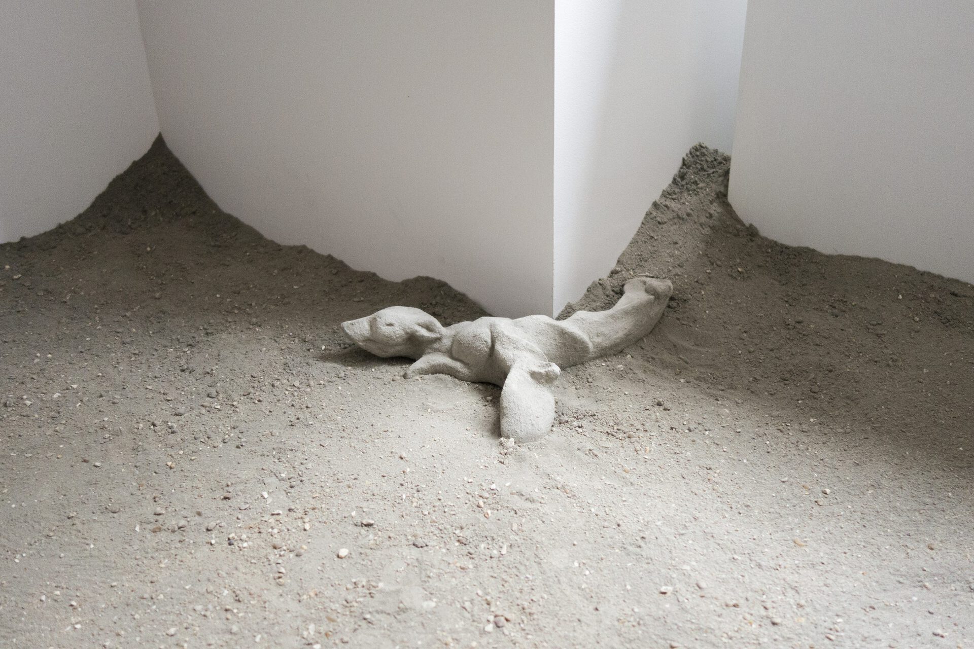 Peeking Dog, 2021, concrete, 20 x 24 x 5 cm, Xolo Cuintle (Romy Texier and Valentin Vie Binet)