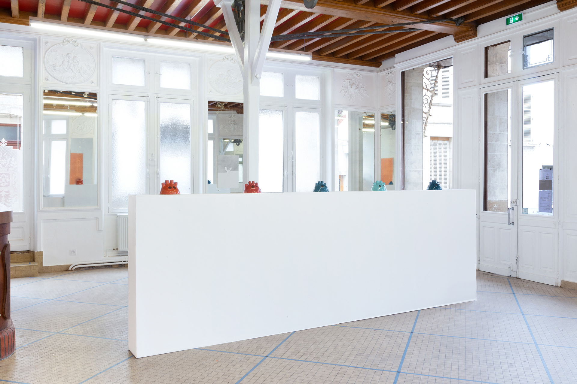 Melanie Akeret and Hélène Labadie, Decorum, exhibition view, Café des Glaces, Tonnerre