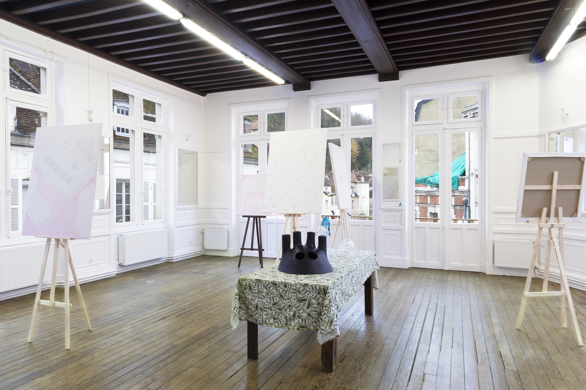 Melanie Akeret and Hélène Labadie, Decorum, exhibition view, Café des Glaces, Tonnerre