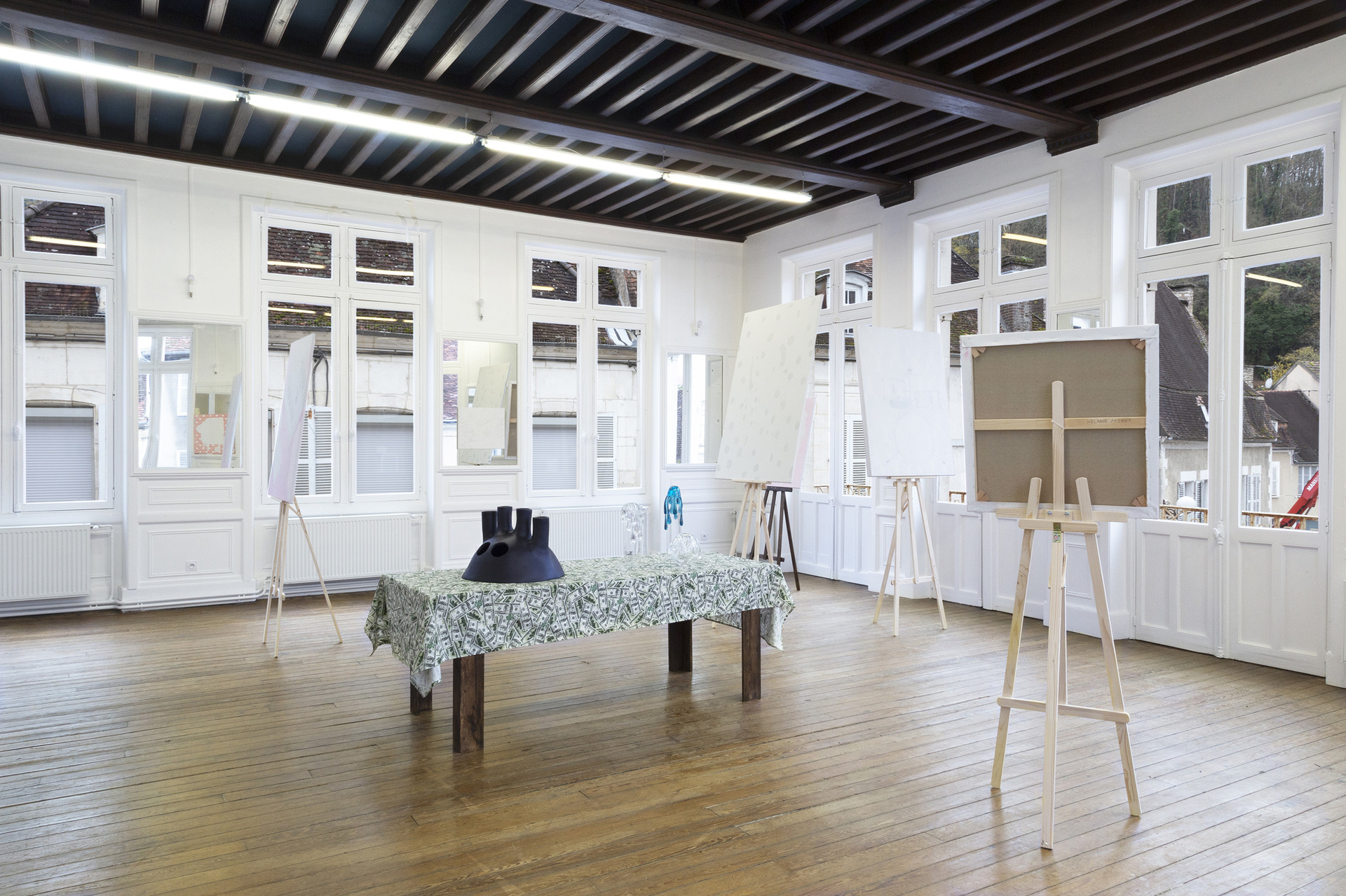 Melanie Akeret and Hélène Labadie, Decorum, exhibition view, Café des Glaces, Tonnerre