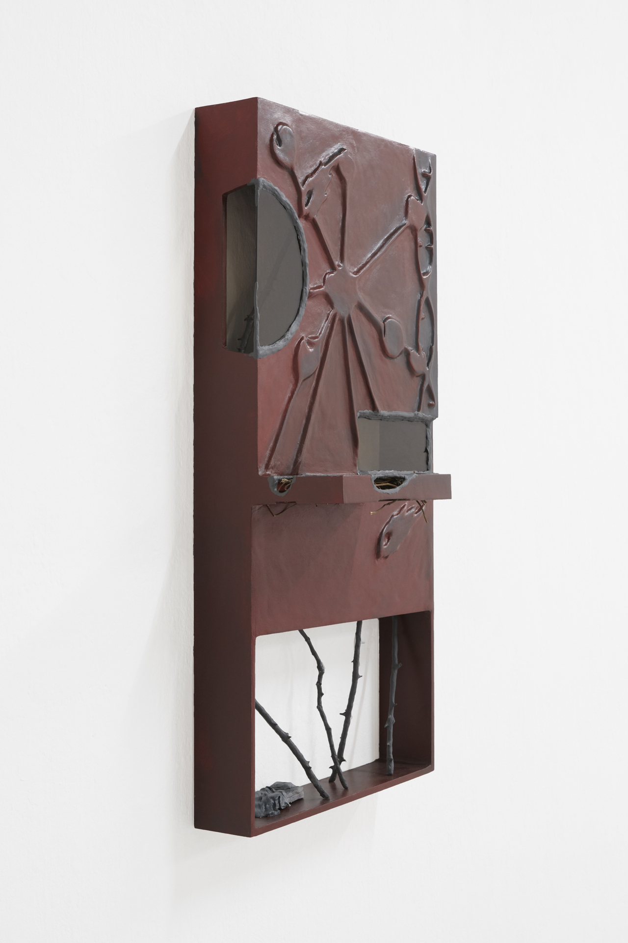 Loucia Carlier, C13H16N202, 2021, plexiglas, plastiline, wood, polystyrene, ceramic, brambles, plaster, 102,5 × 50 × 25,2 cm