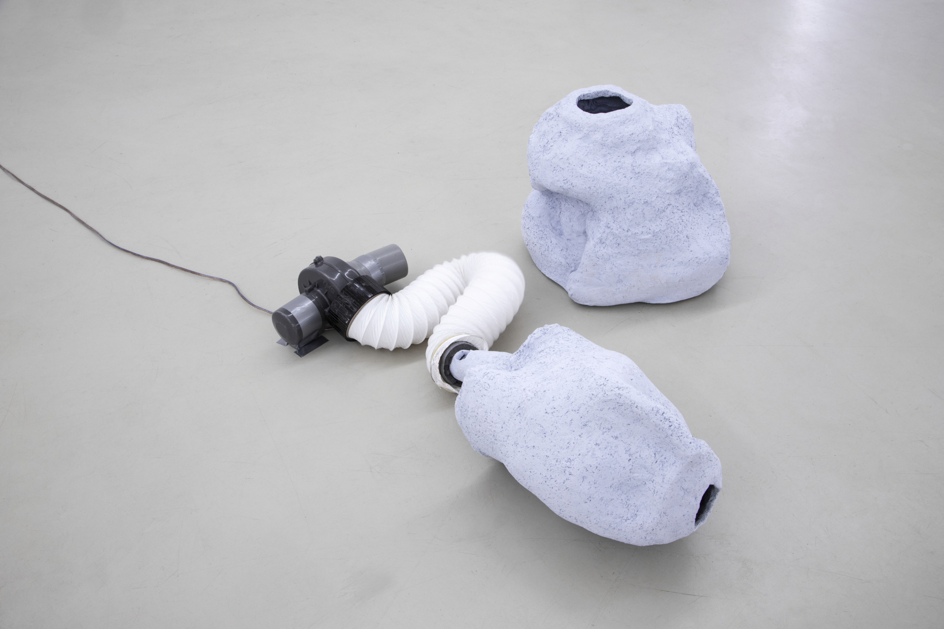 Angela Anzi, "Ventilation" (2021), Selbstaktivierung alle 8 Minuten Keramik, Lüfter, Kunststoff Flexrohr, Elektronik, Masse Keramik: 55 x 35 cm, 65 x 50 cm