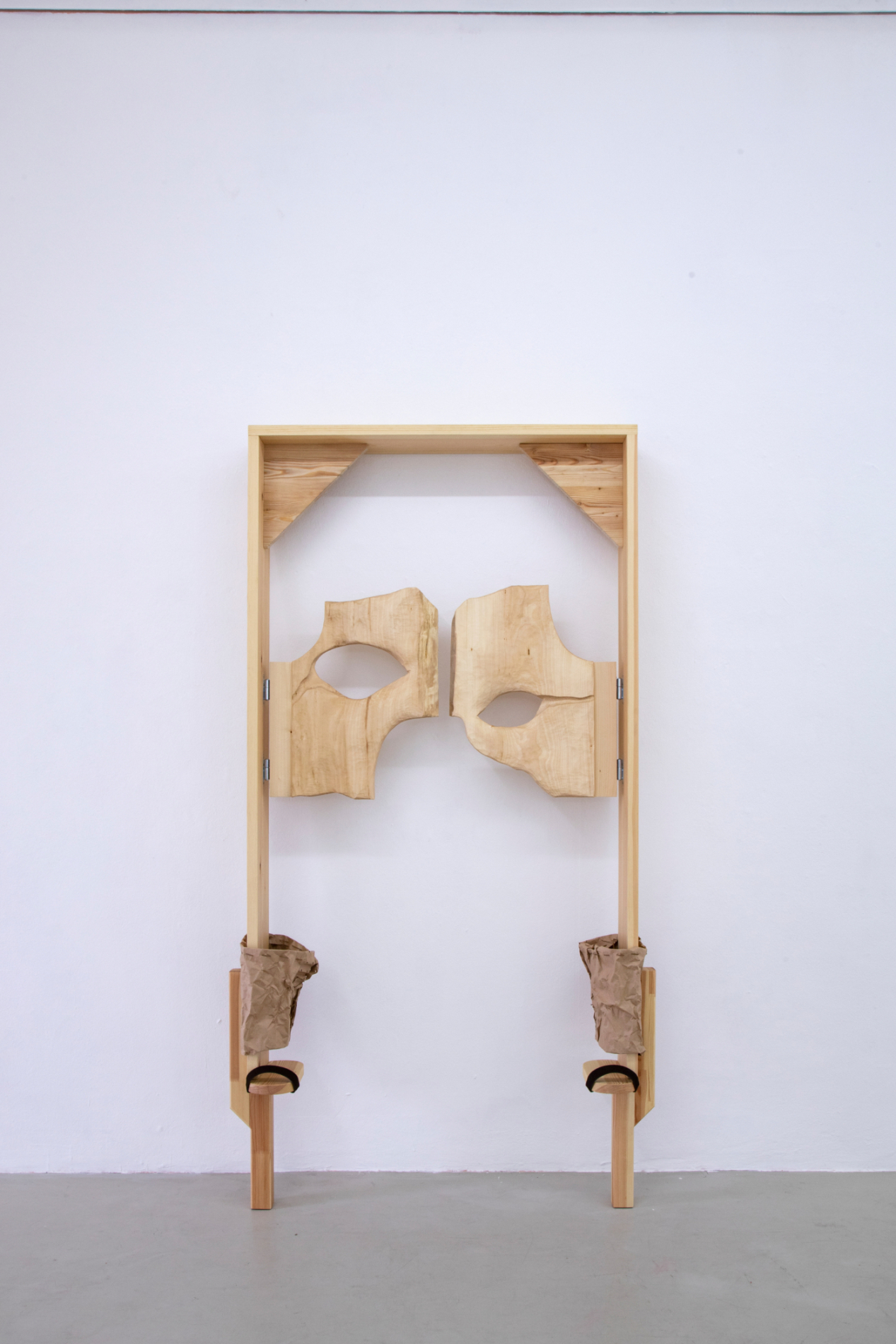 Nicl Barbro, „swing-high“ (2021) Kiefern-und Lindenholz, Leder, Packpapier, Garn 206 x 112 cm