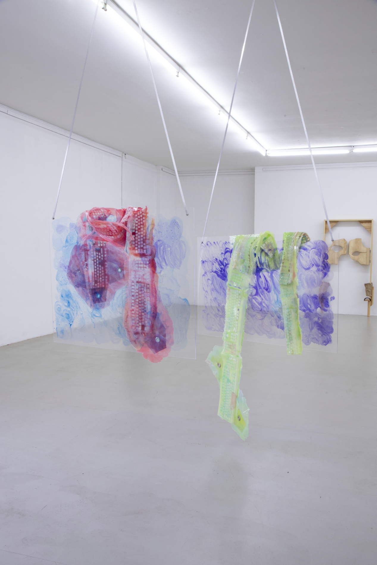 Gesa Troch, "Hold On- Let Go (Ambivalent Feelings)" (2021), Silikon, Dekosand, Acrylfarbe, Metallösen, Textil, Acrylglas, Glasfarbe, Aluminium Maße variabel