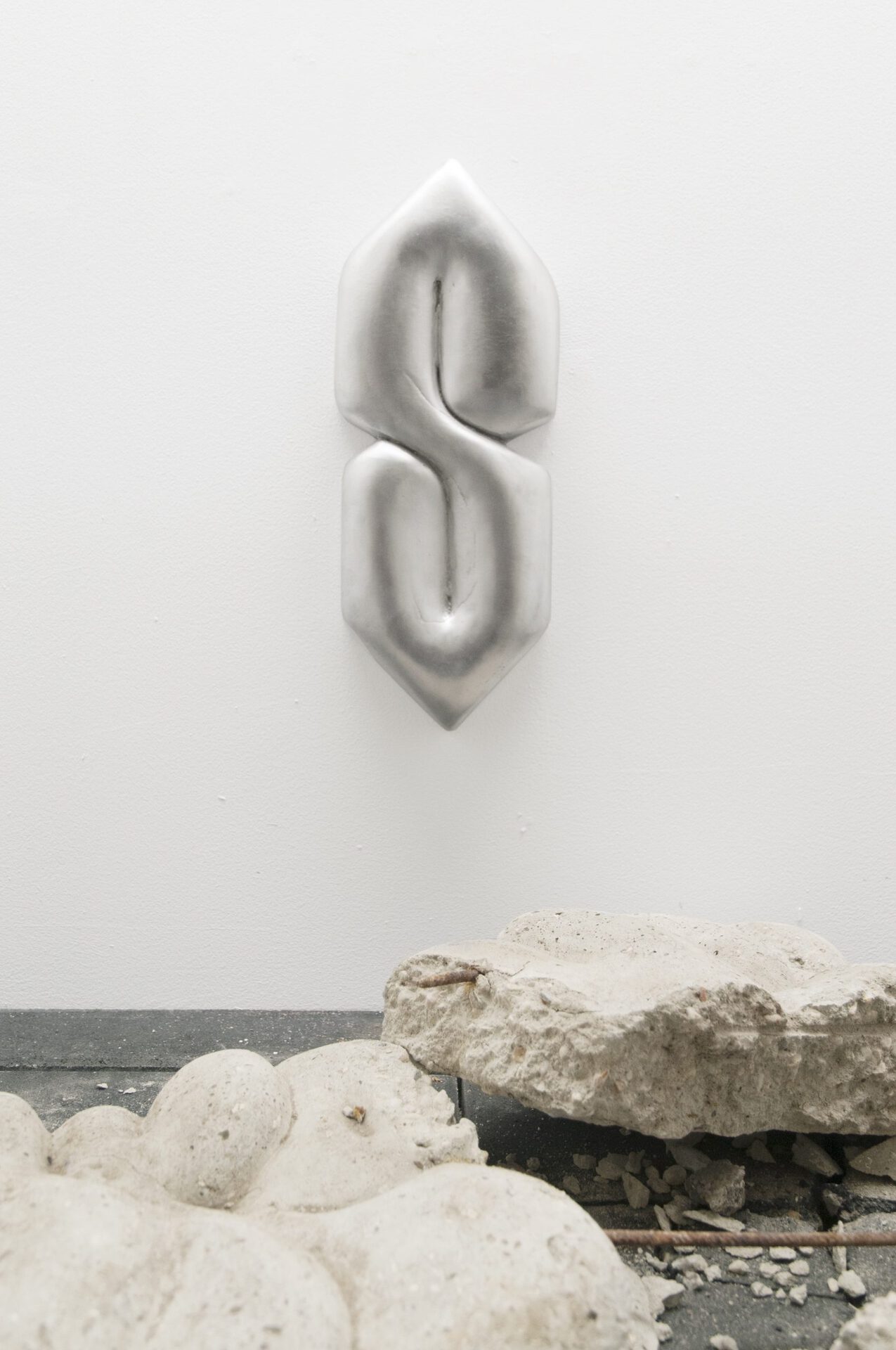 Finn Wagner, cry if you see me, 2021, concrete, steel, 120x95x40