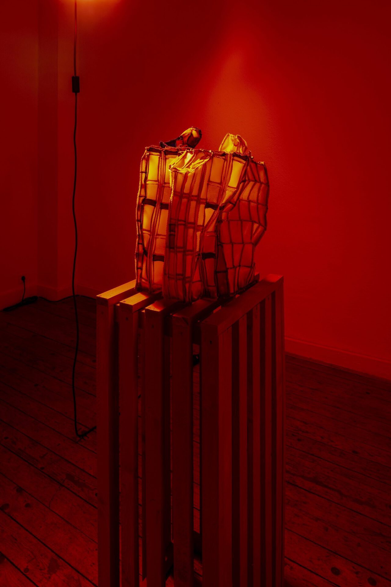 FYNN RIBBECK, LESSON OF THE AIRPLANE, 2021, ANSCHLAG (ATTACK), (LEATHERETTE, YARN, WOOD, 40 X 37 X 38 CM (PEDESTAL 100 X 40 X 100 CM)