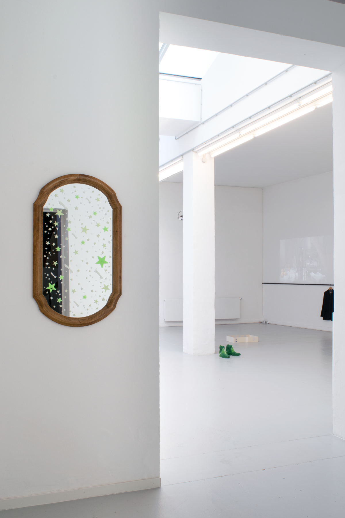 Jiyoung Hong, Hope you all have a good night,2021, Spiegel, Fluoreszierende Sterne