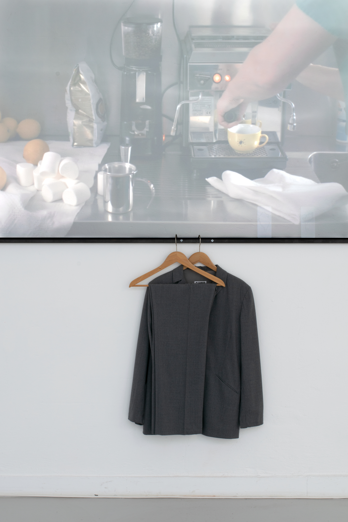 Asta Gröting, First Drink, 2018, FullHD- Video, Farbe, Sound, 13:00 min; Gregor Kieseritzky, maneuver within field of vision, 2021, gehärtetes Glas (graviert), mehrteilige Serie, je 14,5 × 6,5 cm,  Anzug: oh_vintage