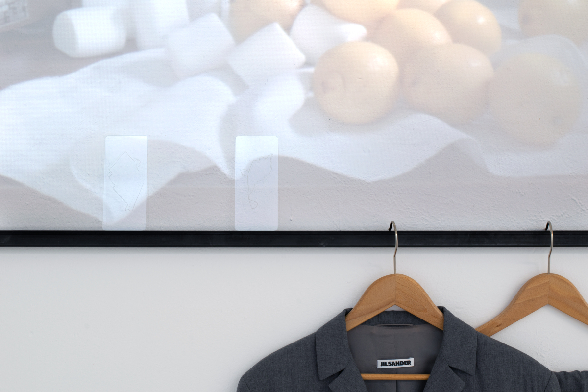 Asta Gröting, First Drink, 2018, FullHD- Video, Farbe, Sound, 13:00 min; Gregor Kieseritzky, maneuver within field of vision, 2021, gehärtetes Glas (graviert), mehrteilige Serie, je 14,5 × 6,5 cm,  Anzug: oh_vintage