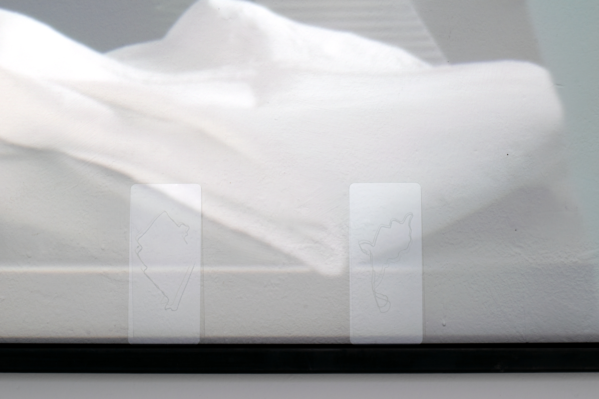Asta Gröting, First Drink, 2018, FullHD- Video, Farbe, Sound, 13:00 min; Gregor Kieseritzky, maneuver within field of vision, 2021, gehärtetes Glas (graviert), mehrteilige Serie, je 14,5 × 6,5 cm