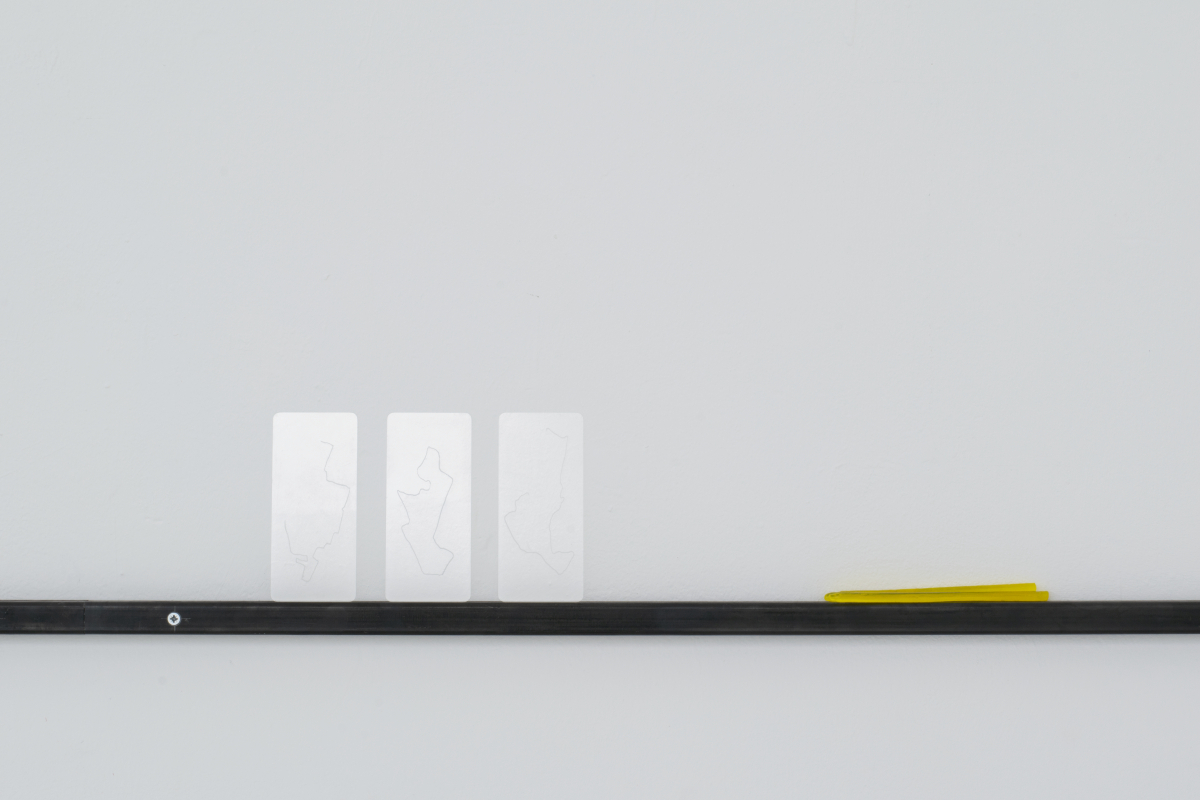 Gregor Kieseritzky, maneuver within field of vision, 2021, gehärtetes Glas (graviert), mehrteilige Serie