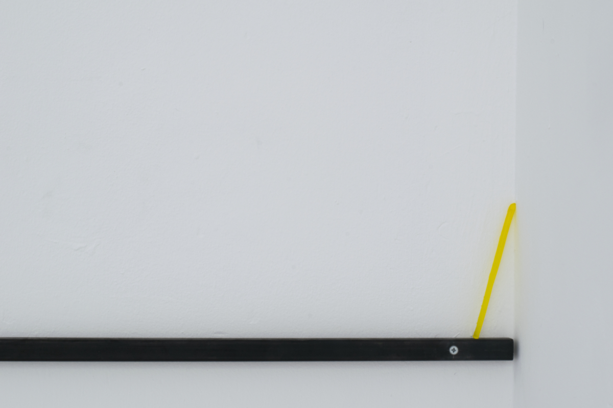 Andreas Baumgartner, Isst du schon oder nagst du noch?, 2021, Isomalt (Zuckerersatz), Lebensmittelfarbe, natürliches Zitronenaroma, Maße variabel