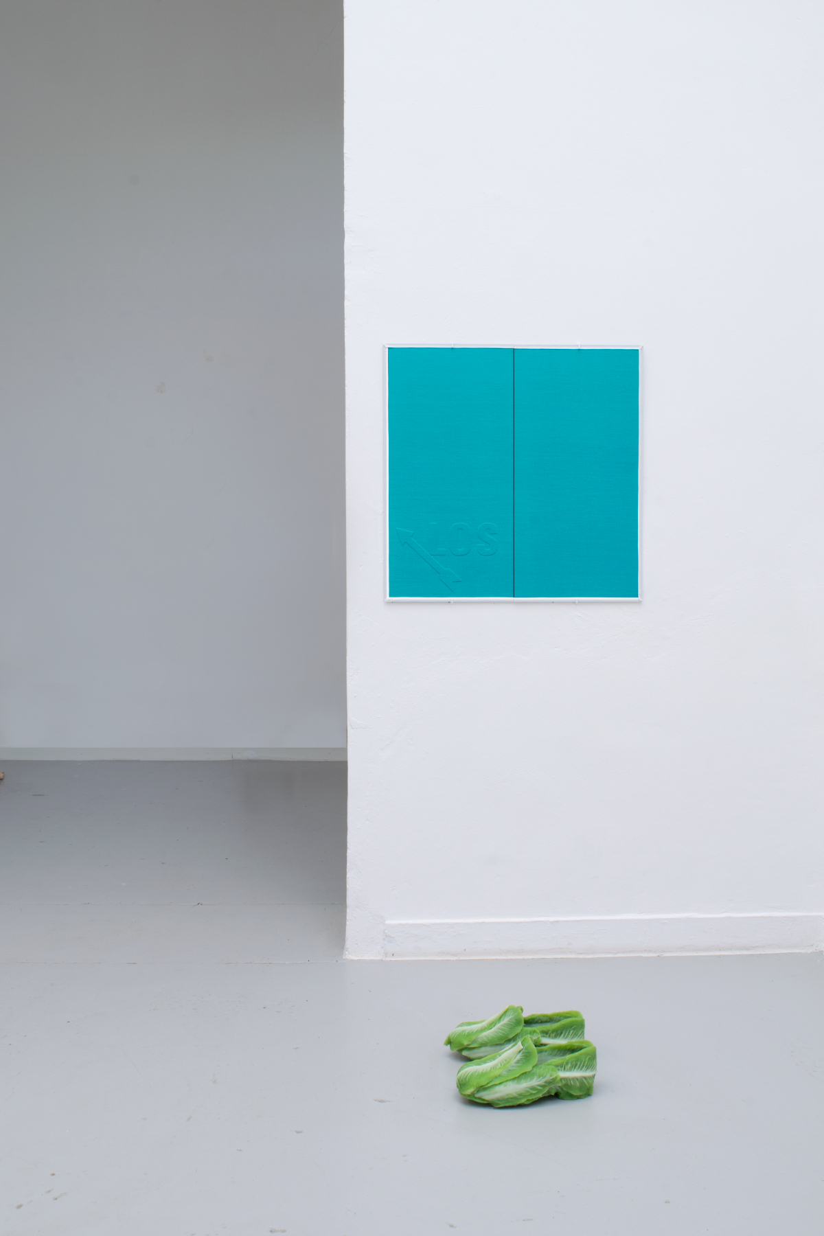 Simiao Yu, Boards, 2021, Pappe,Karton, Stoff, Kaschierfolie, Klebeband, Leim, Serie, Maße variabel; Lucila Pacheco Dehne, Companion 14, Silikon, Zinn, Schuhgröße 42