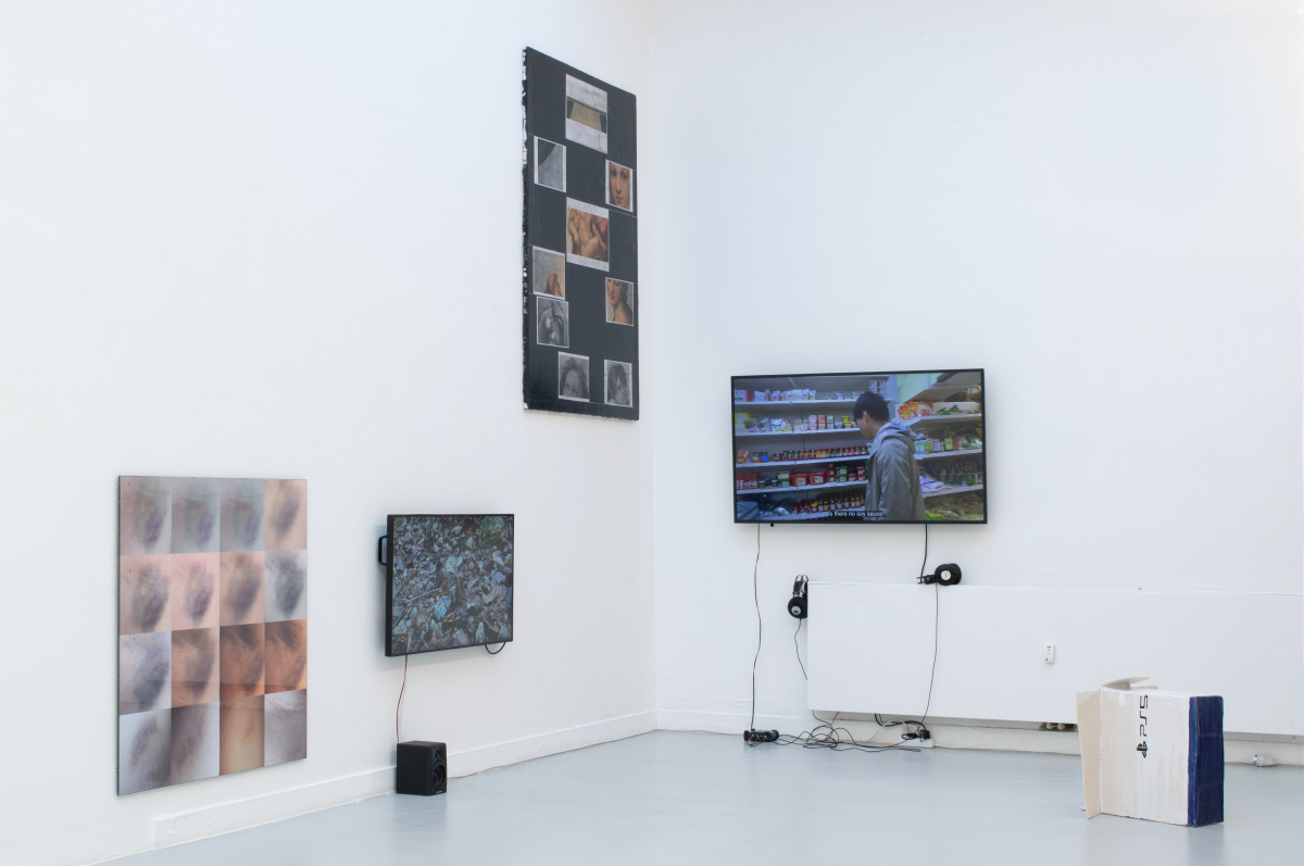 Aleksandra Saša Jeremić, Sommerhaus, 2020, Inkjetprints auf Fotopapier, MDF; Luis Kürschner, Dolor y gloria, 2021, Full HD Video, Farbe, Sound, 07:50 min; Max Bergmann, Meine Anerkennung, 2021, Binder, Lack, Marker, Fotokopien und Sprühfarbe auf Leinengemisch; 109 × 159 cm; Yun Hye, My Munich, My Very Ordinary Days, 2021, FullHD-Video, Farbe, Sound, 25:45 min; Leonardo Grünig, freigelassen, 2021, glasierte Keramik, ca. 45 × 55 × 47 cm