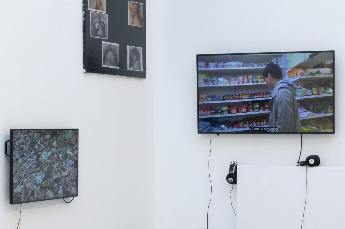 Luis Kürschner, Dolor y gloria, 2021, Full HD Video, Farbe, Sound, 07:50 min; Max Bergmann, Meine Anerkennung, 2021, Binder, Lack, Marker, Fotokopien und Sprühfarbe auf Leinengemisch; 109 × 159 cm; Yun Hye, My Munich, My Very Ordinary Days, 2021, FullHD-Video, Farbe, Sound, 25:45 min