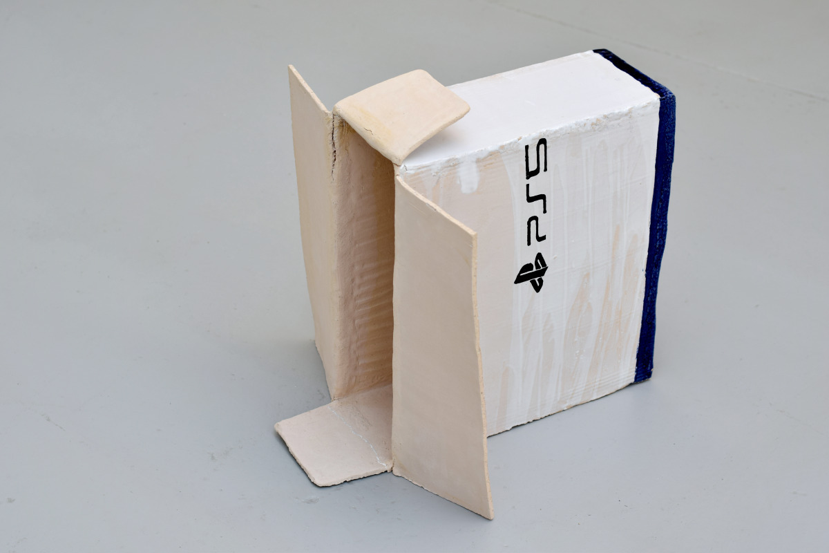 Leonardo Grünig, freigelassen, 2021, glasierte Keramik, ca. 45 × 55 × 47 cm