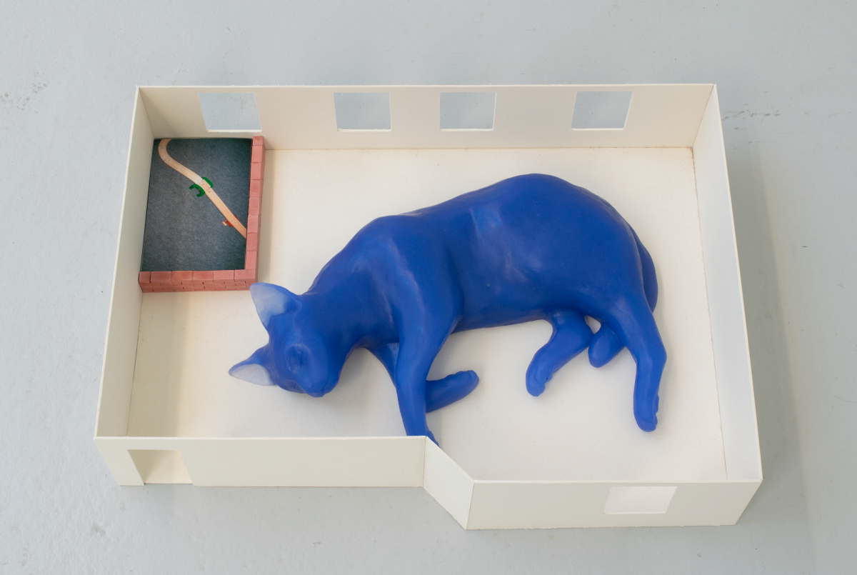 Sophie Pape, Eine Wohnung, 2021, Finnpappe, Silikon, Miniaturziegel, Fotos, ca. 11 × 55 × 40 cm