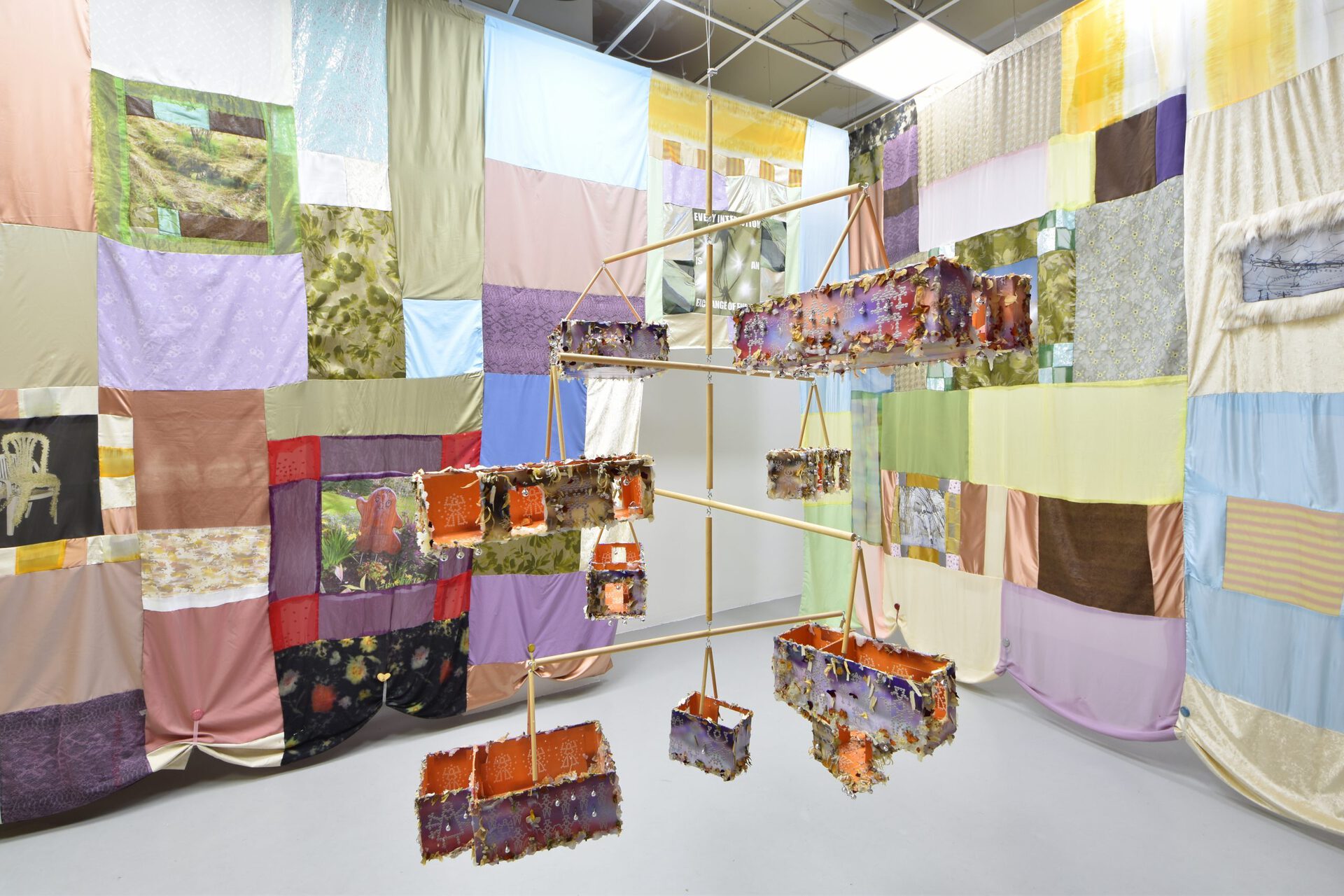 Viola Morini, "Attaccato a niente, connesso a tutto", 2021, cardboard, wood, steel, flowers, resin, paper, variable dimensions
