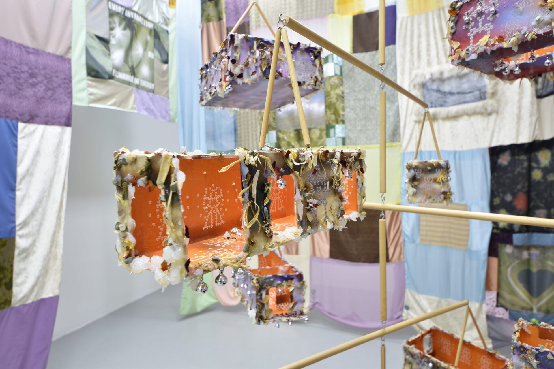 Viola Morini, "Attaccato a niente, connesso a tutto" (detail), 2021, cardboard, wood, steel, flowers, resin, paper, variable dimensions