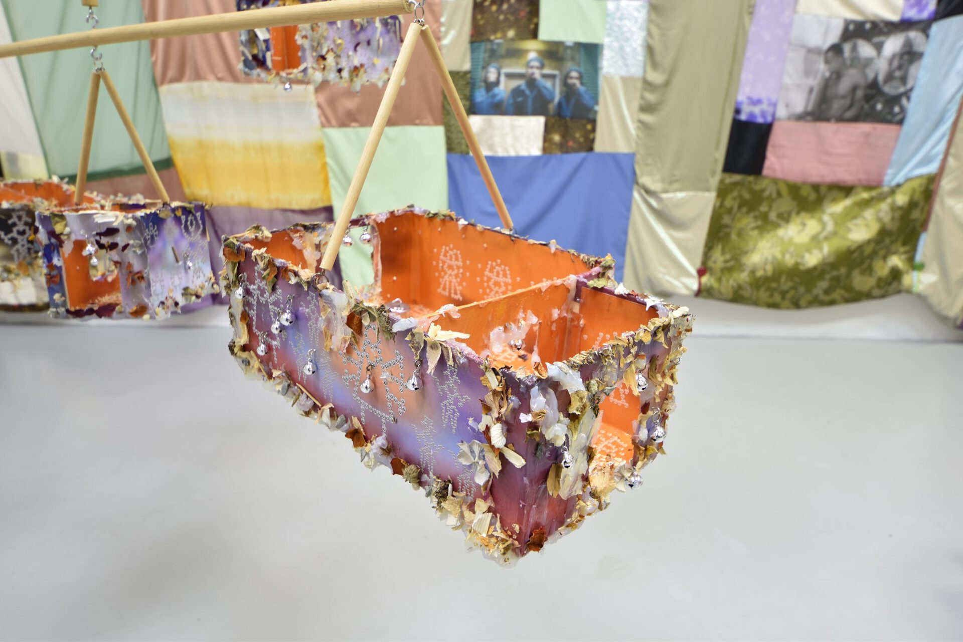 Viola Morini, "Attaccato a niente, connesso a tutto" (detail), 2021, cardboard, wood, steel, flowers, resin, paper, variable dimensions
