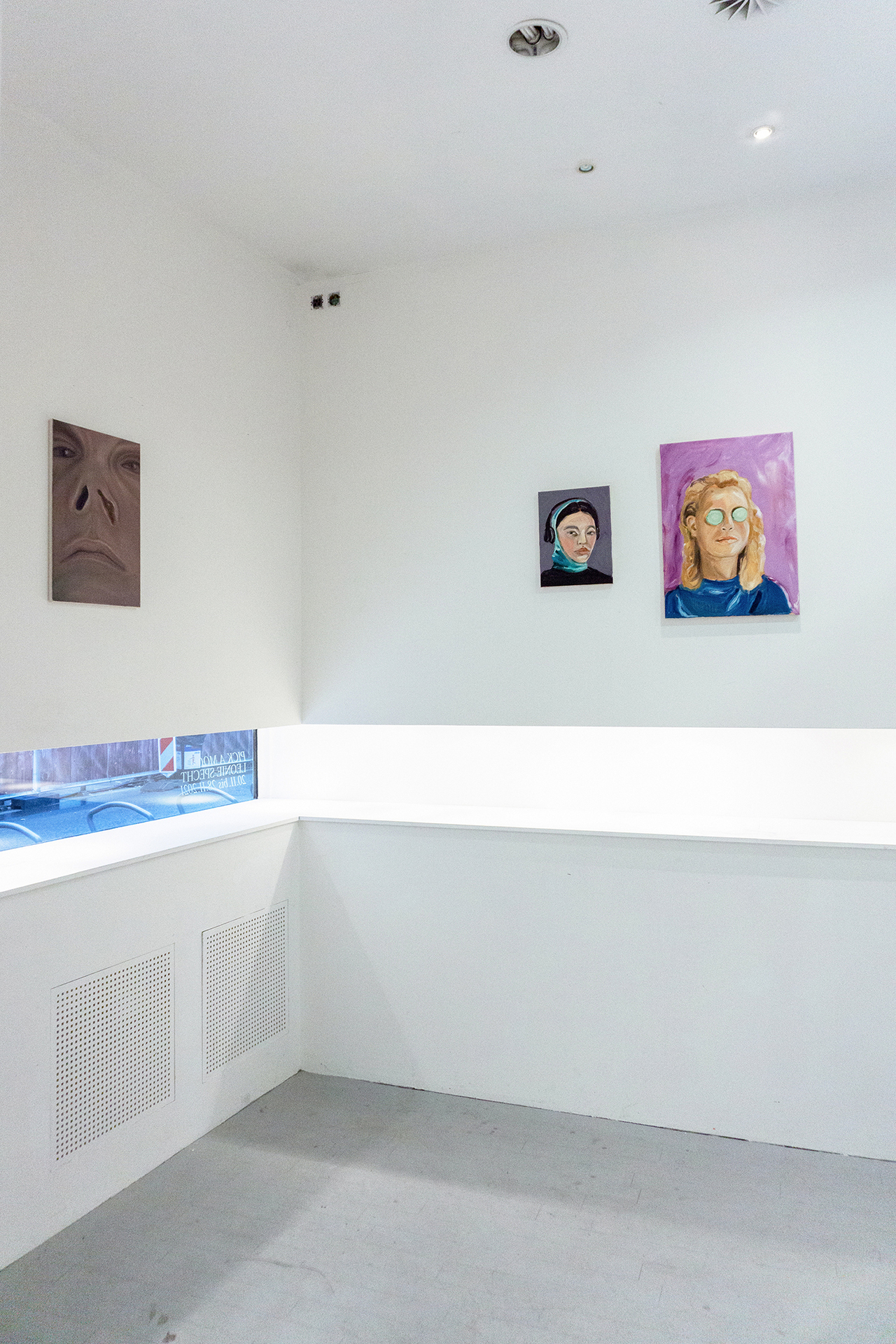Leonie Specht, left to right: Nasenfurunkel, Yoon, Ich brauche nichts zu sehen, all works from 2021, oil on linen and canvas