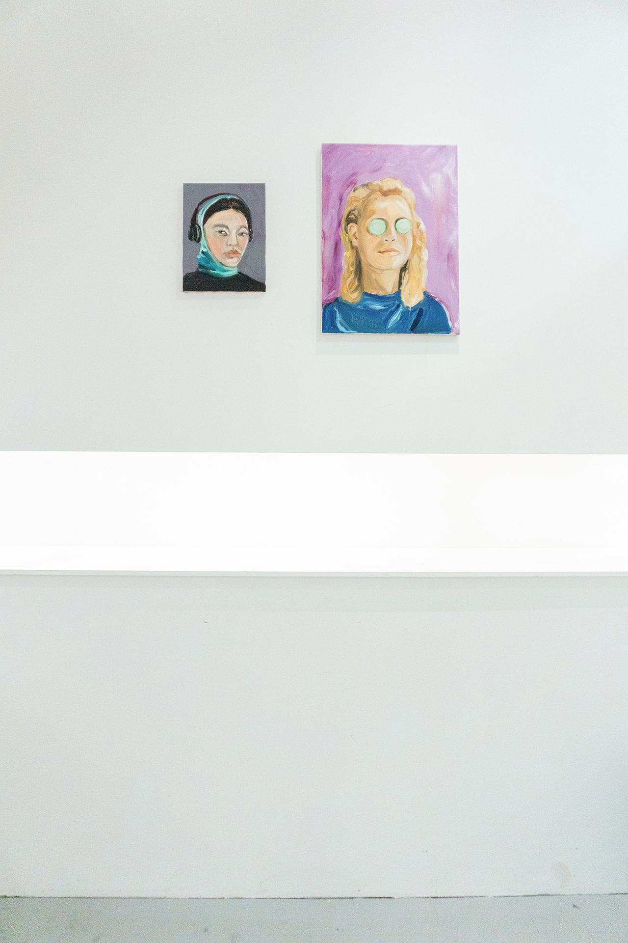 Left: Yoon, 2021, oil on linen, 30 x 40 cm Right: Ich brauche nichts zu sehen, 2021, oil on linen, 50 x 70 cm