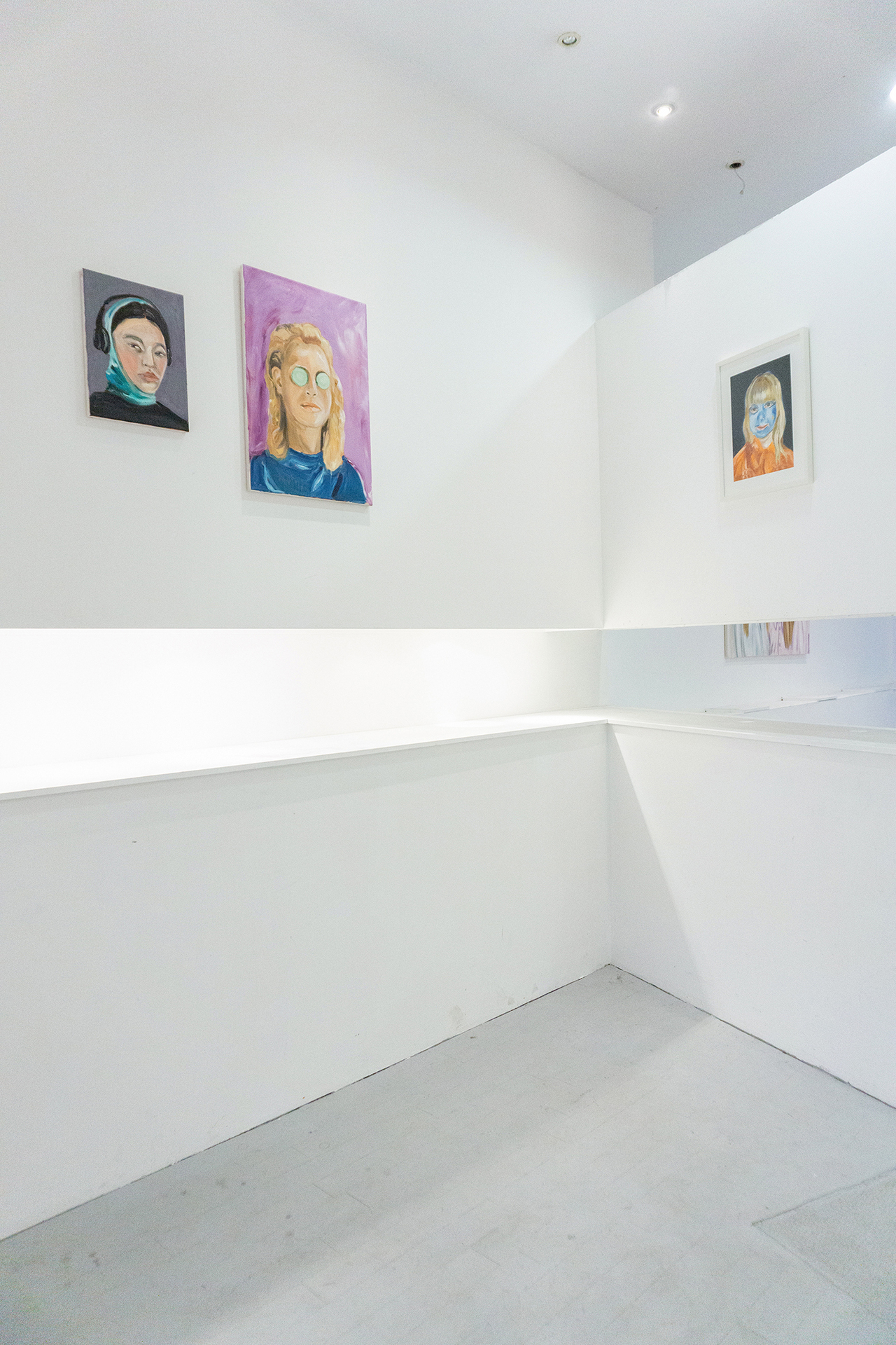Left: Yoon, 2021, oil on linen, 30 x 40 cm Middle: Ich brauche nichts zu sehen,, 2021, oil on linen, 50 x 70 cm Right: Kinderschminke III, 2021, oil on paper, 30 x 40 cm, framed