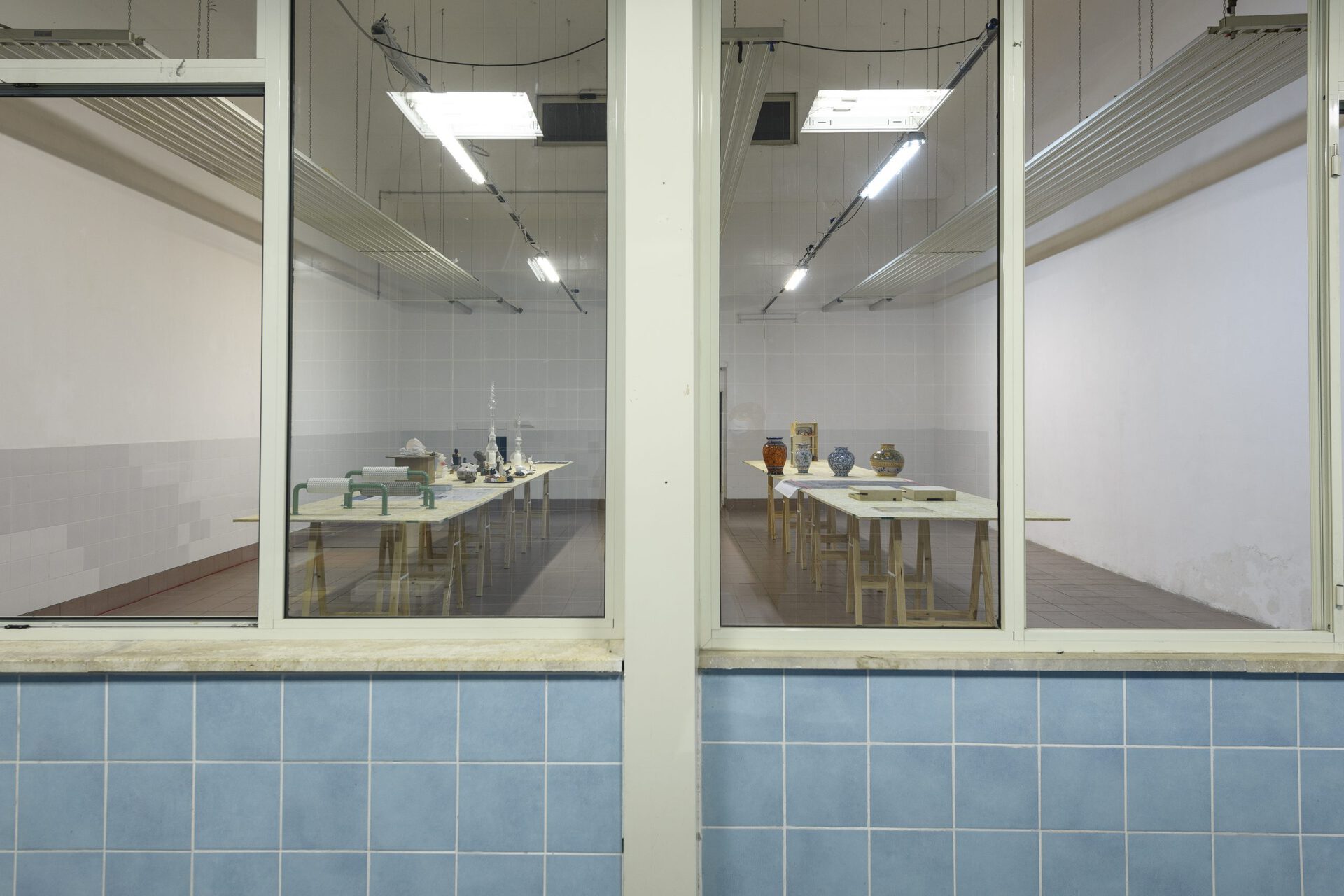 “Porta Portese”, curated by Gaia Bobò. Installation view at SPAZIOMENSA. Photo Credit Giorgio Benni.