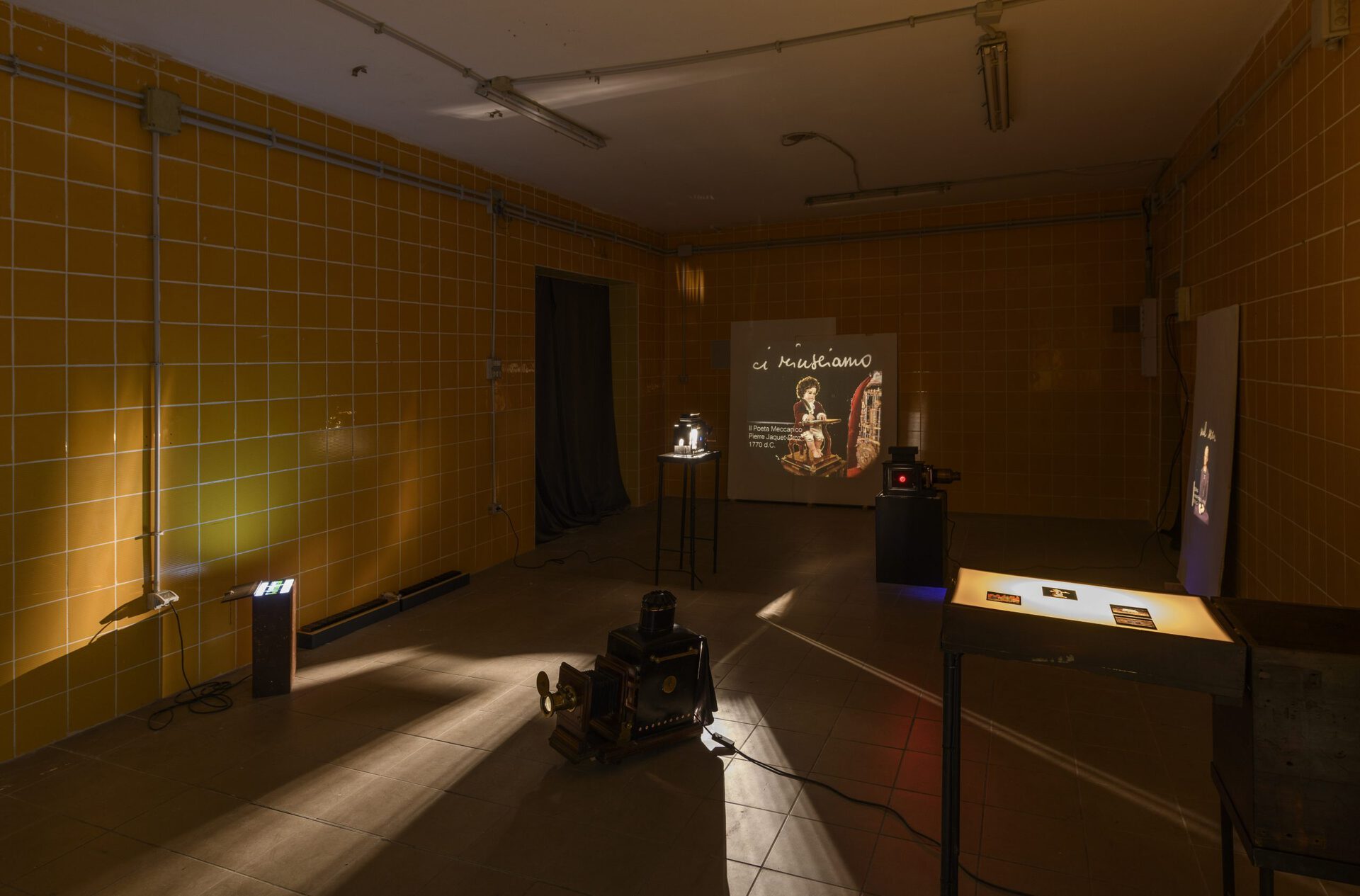Gli Impresari, Il Lanternista. “Porta Portese”, curated by Gaia Bobò. Installation view at SPAZIOMENSA. Photo Credit Giorgio Benni.