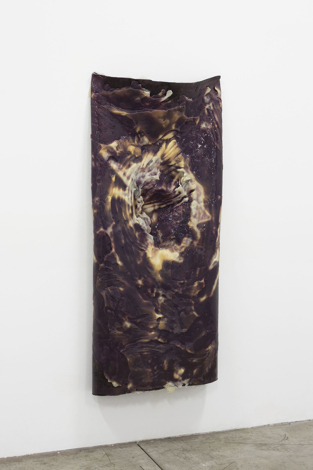 Sophie Hirsch, Bruise 1, 2021. Silicone, textil, 153 x 70 x 11 cm. Ph. Sophie Hirsch