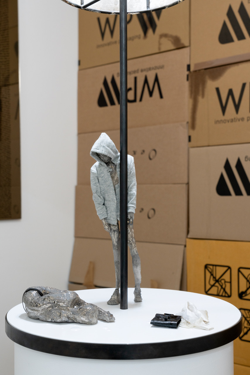 Robert Brambora, ‘Fatigue’, 2021, ceramic, steel, paper, lightning, 140 x 40 cm (Detail)