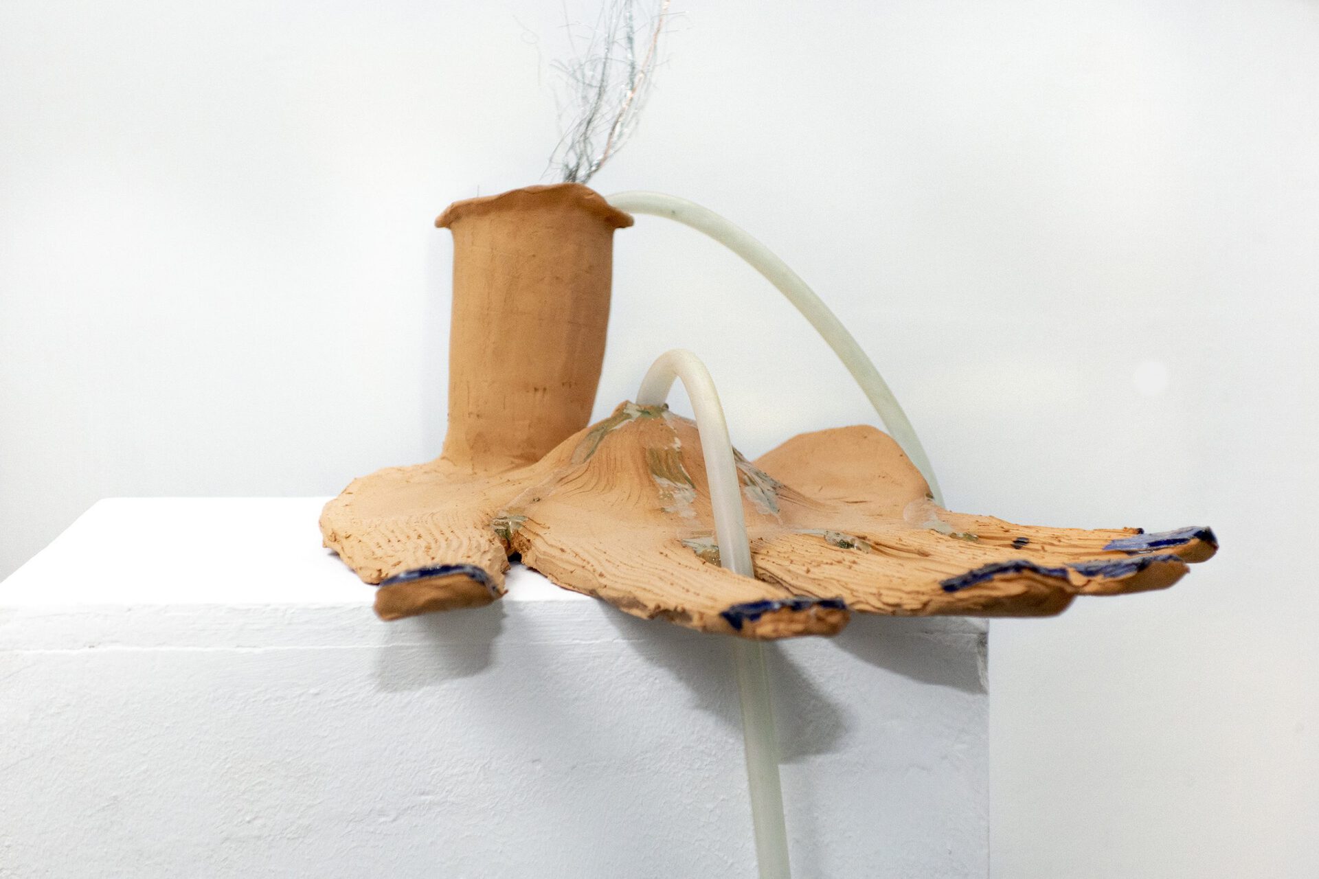 05.Ira Konyukhova, Untitled, glazed ceramics, wires, chain, 2021