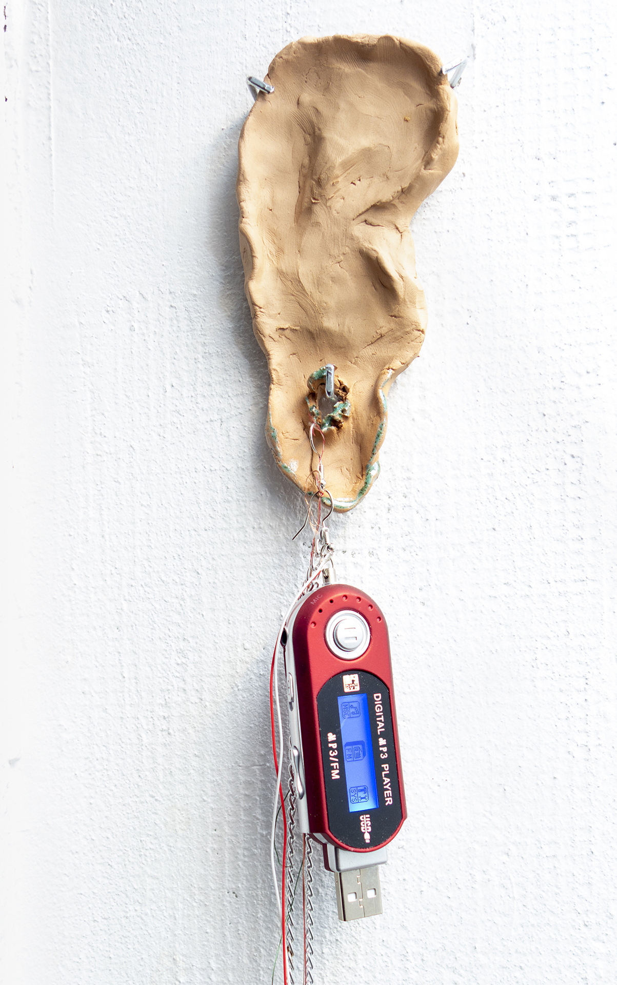 07.IraKonyukhova,Hard Listener II, glazed ceramics, wire, chain, mp3 player, 2021