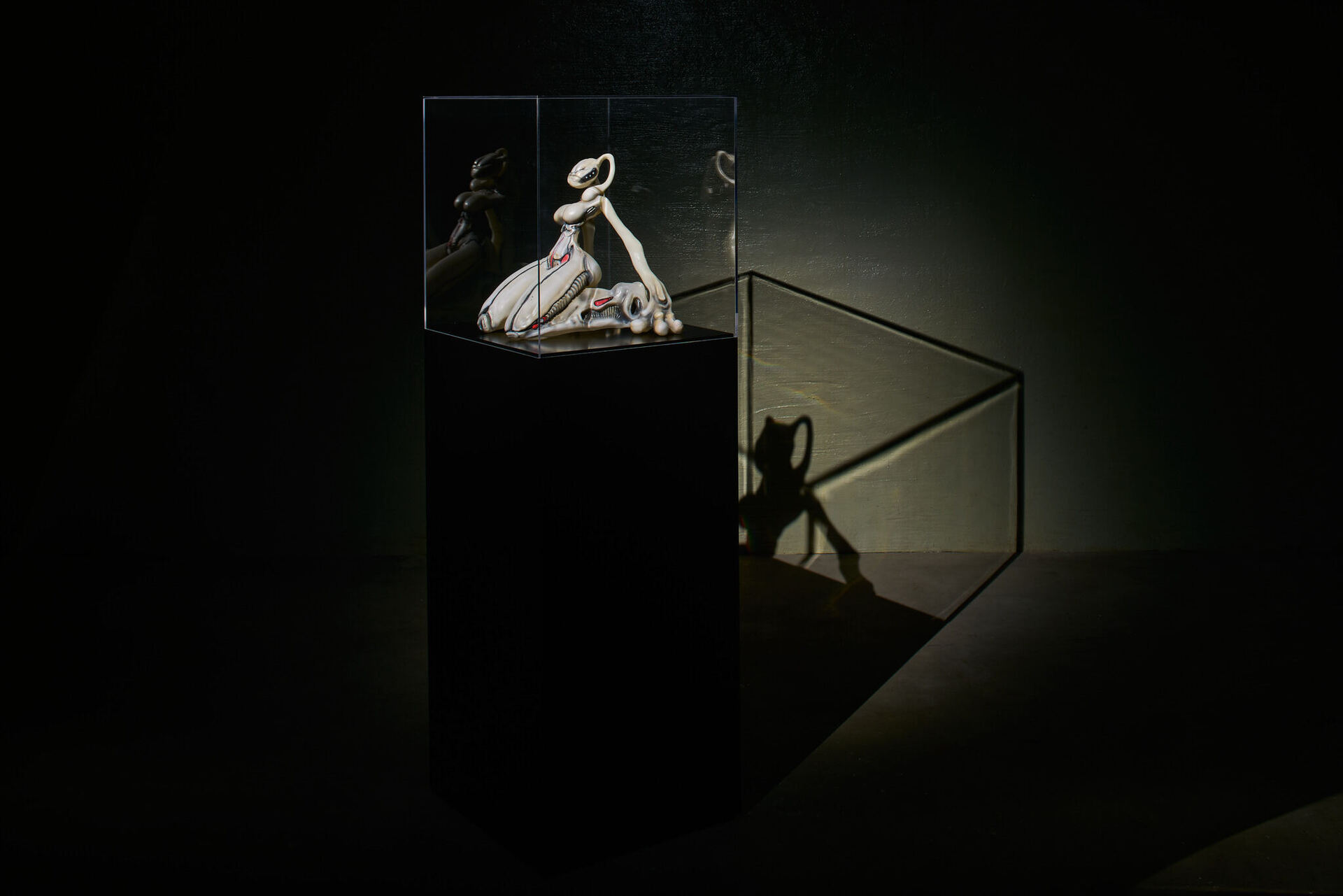 Tea Strazicic - Orsat, 2021 Mammoth resin, Acrylic paint 40 x 42 x 36 cm, display / 163.5 x 56 x 50 cm