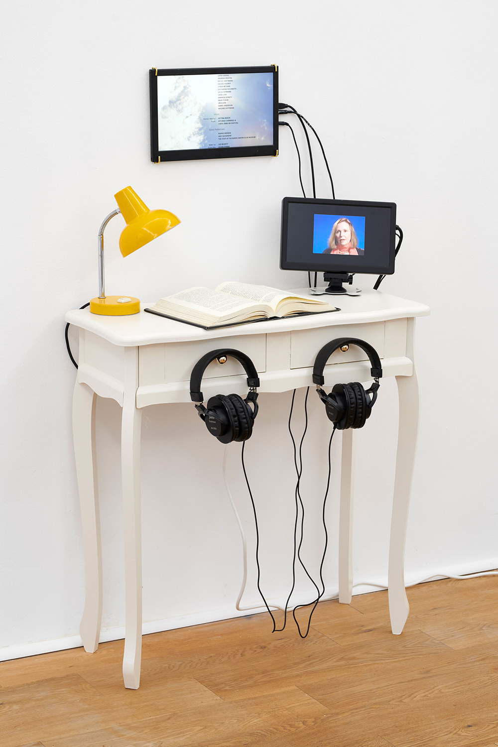 Sonja Nilsson, See me, be Her, 2015. Desk, screens, book, lamp, headphones, 4 min. 130 x 76 x 39 cm