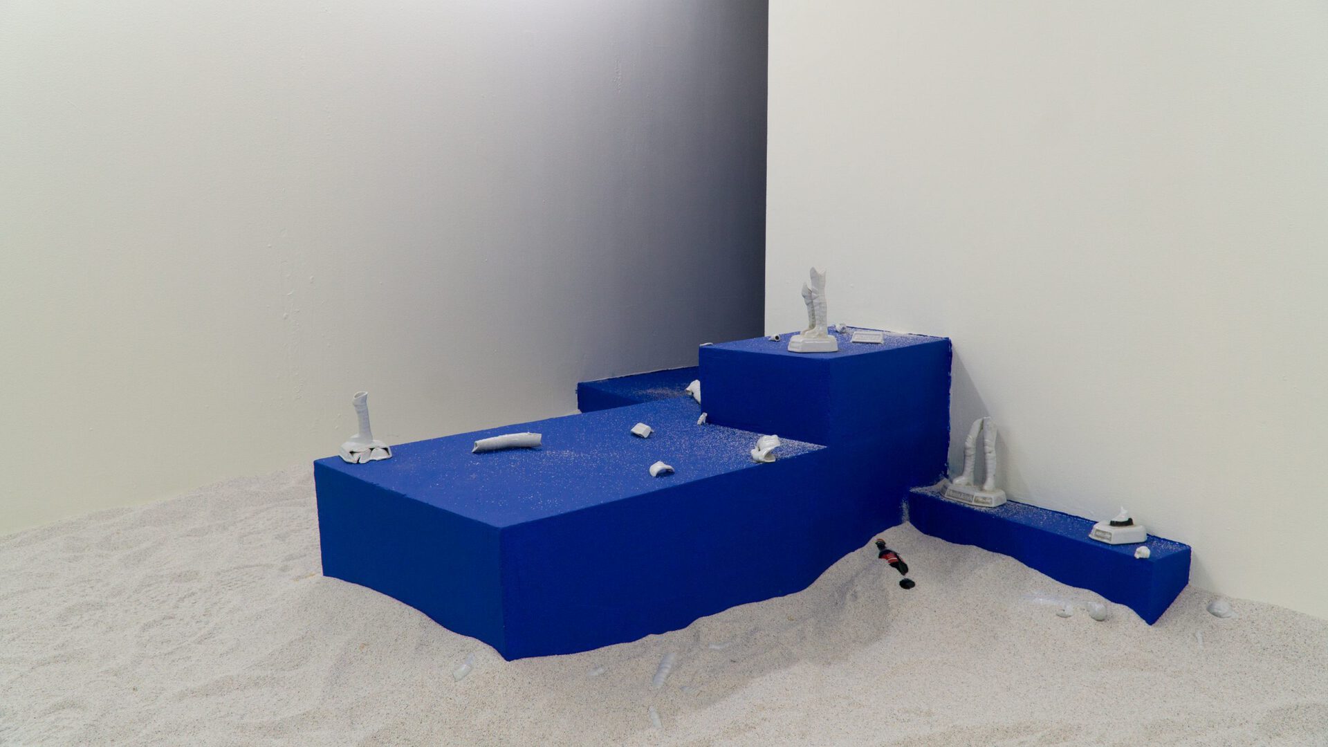 Alexandru Mihai Budeș & Lisa Marie Schmitt / 30 de ani de optimism, 2021 / site-specific installation, exhibition view