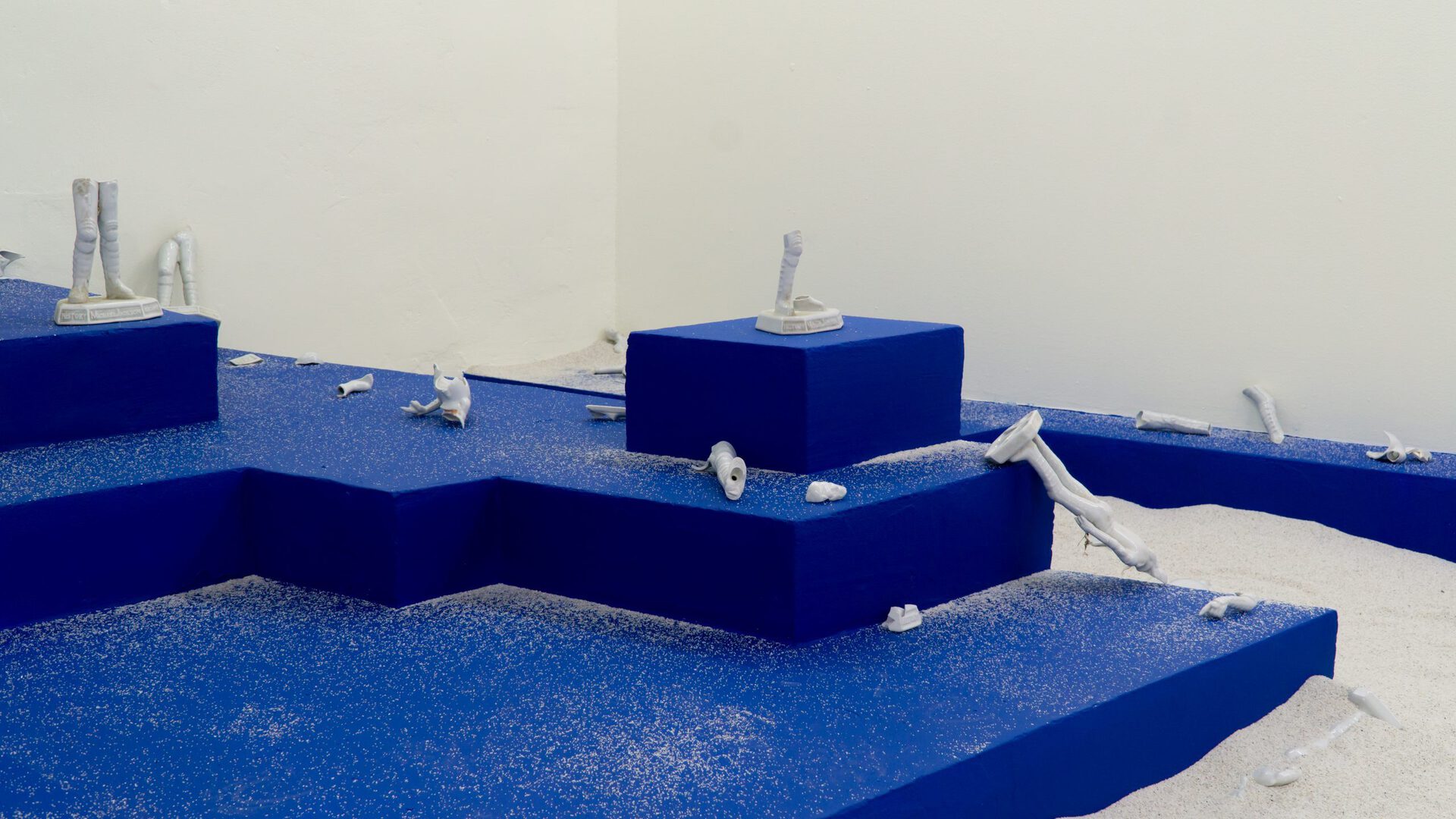 Alexandru Mihai Budeș & Lisa Marie Schmitt / 30 de ani de optimism, 2021 / site-specific installation, exhibition view