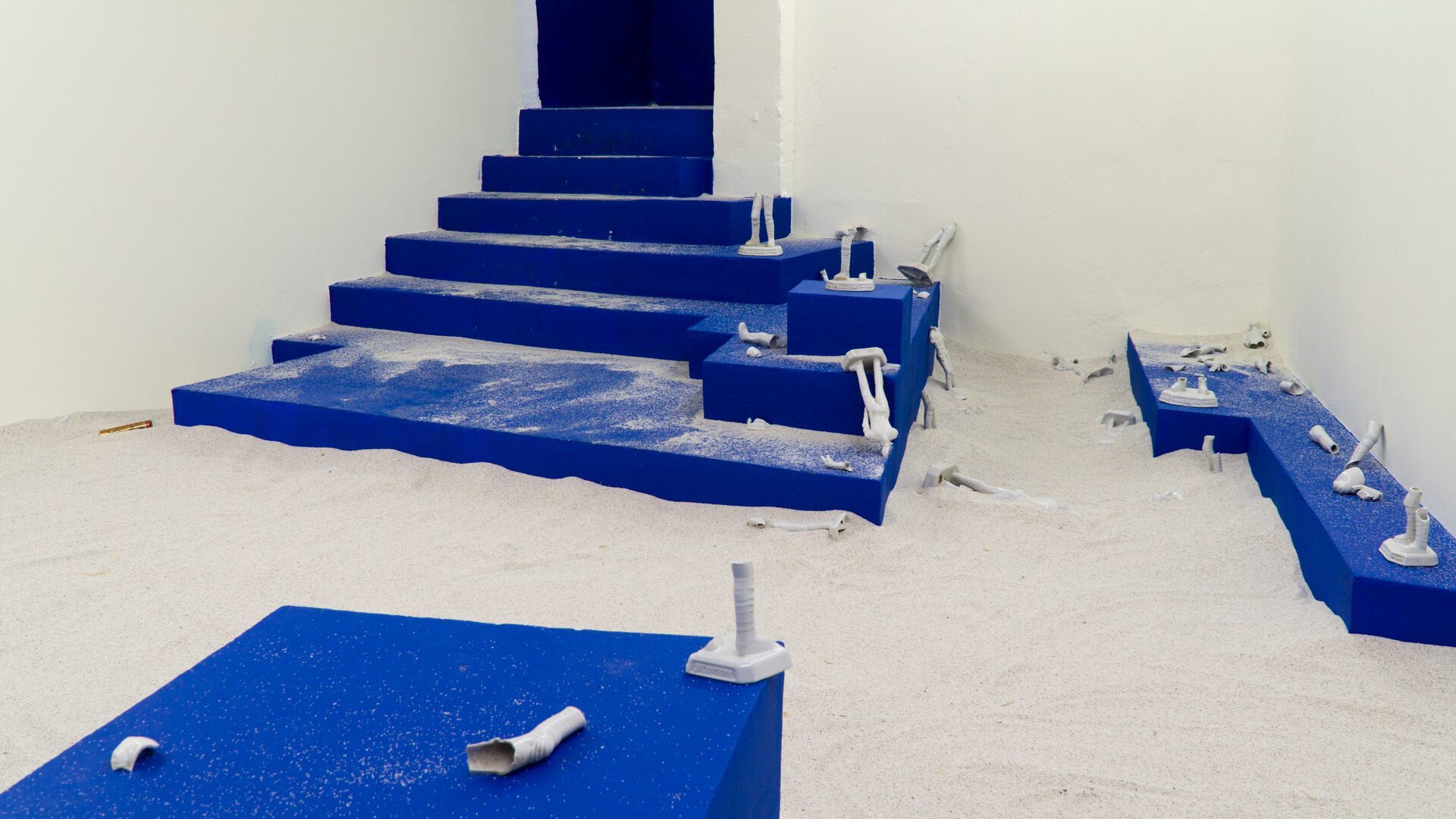 Alexandru Mihai Budeș & Lisa Marie Schmitt / 30 de ani de optimism, 2021 / site-specific installation, exhibition view