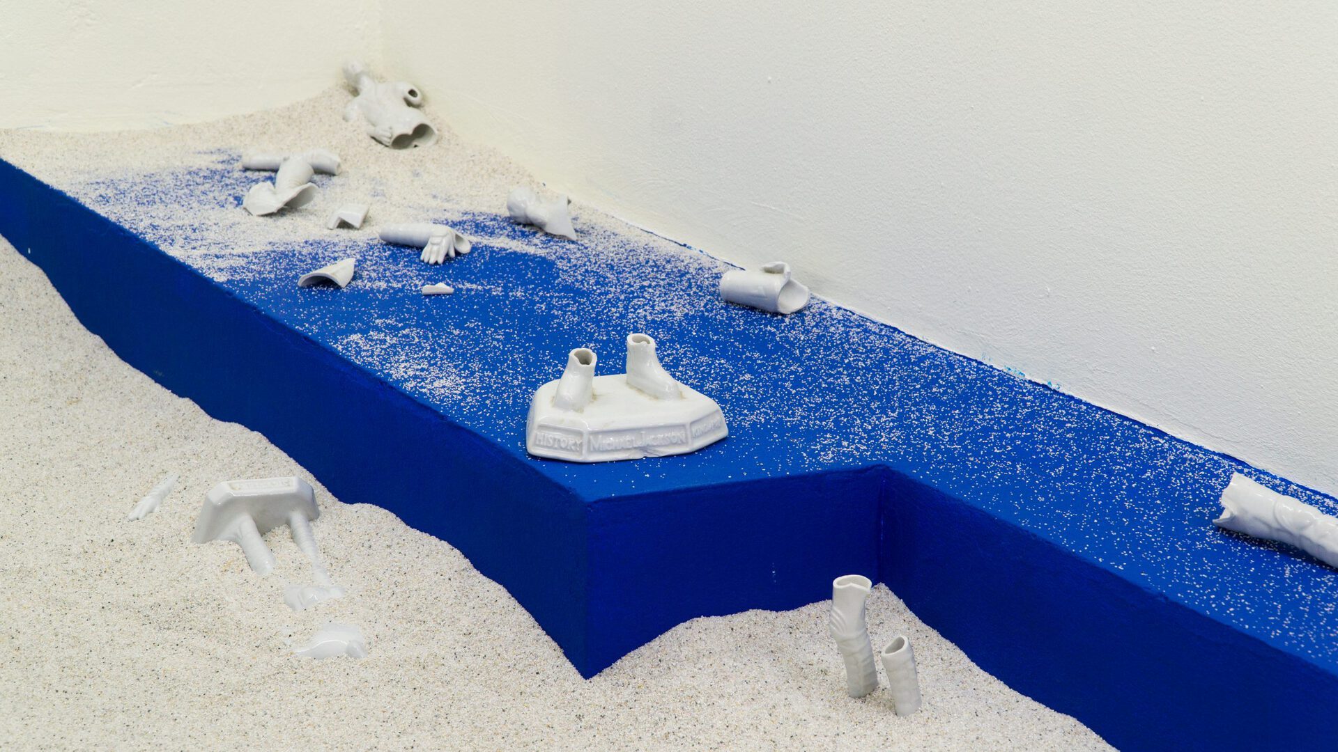 Alexandru Mihai Budeș & Lisa Marie Schmitt / 30 de ani de optimism, 2021 / site-specific installation, exhibition view