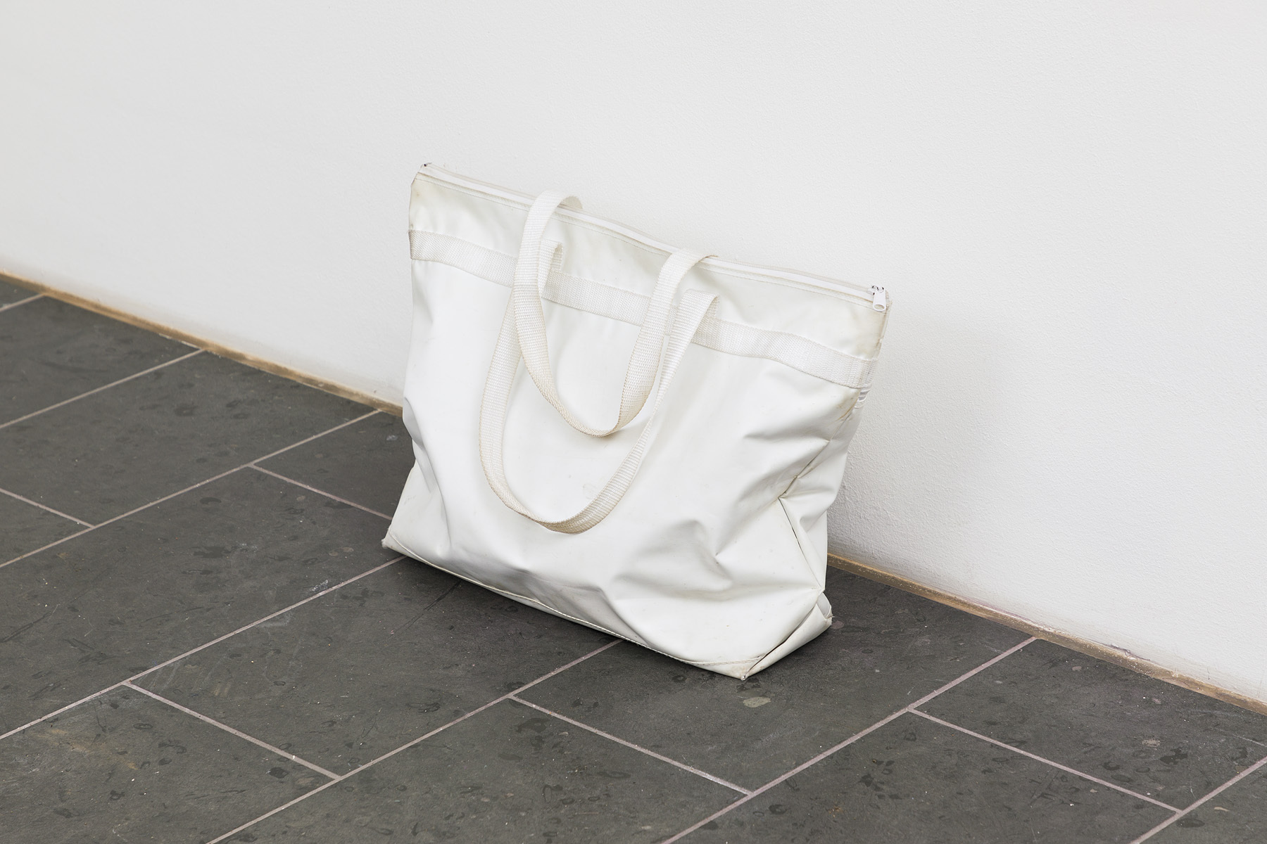 Gabriel Possamai, The reason I got for what I always do, 2021, white bag, 40 x 50 x 15 cm