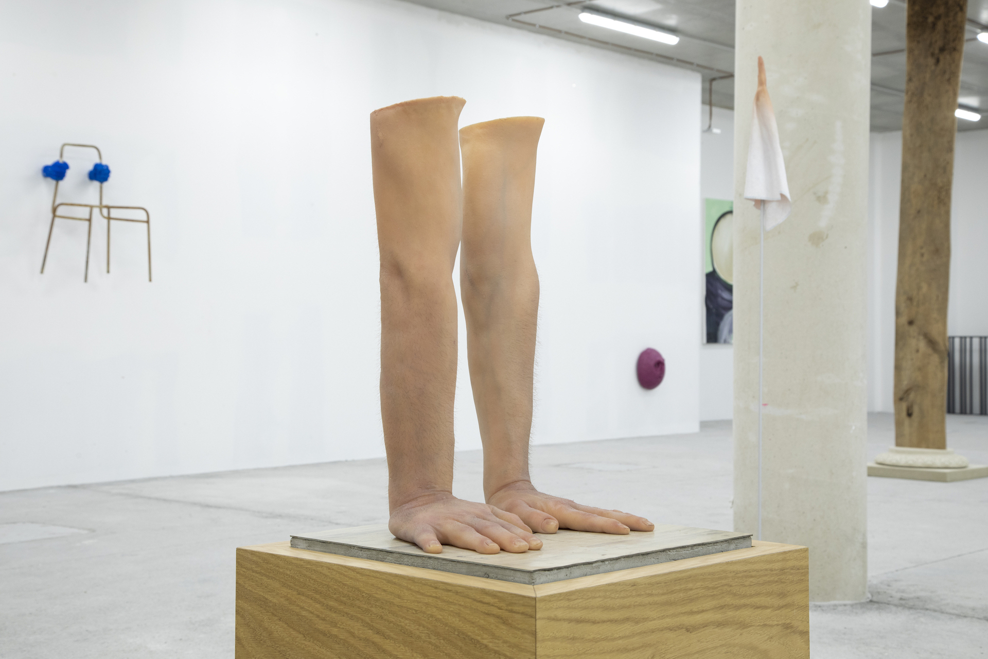 Marek Kvetan – HOMO, 2018, silicon, concrete, wood, 120 x 50 x 50 cm