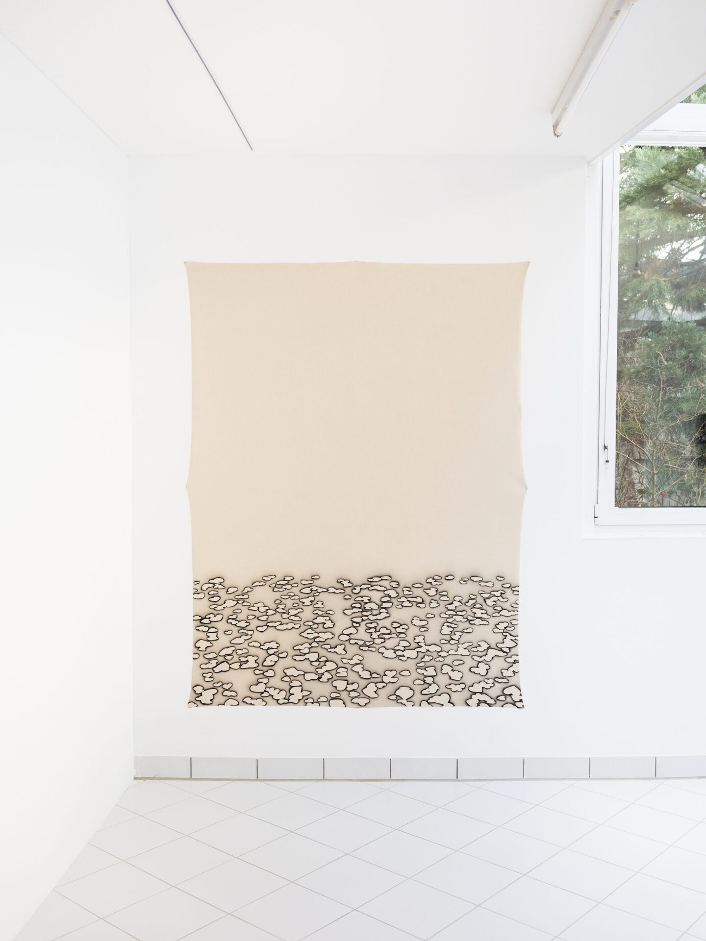 Christelle Kahla, Falling Love, spray on canvas, 206 x 159 cm, 2021