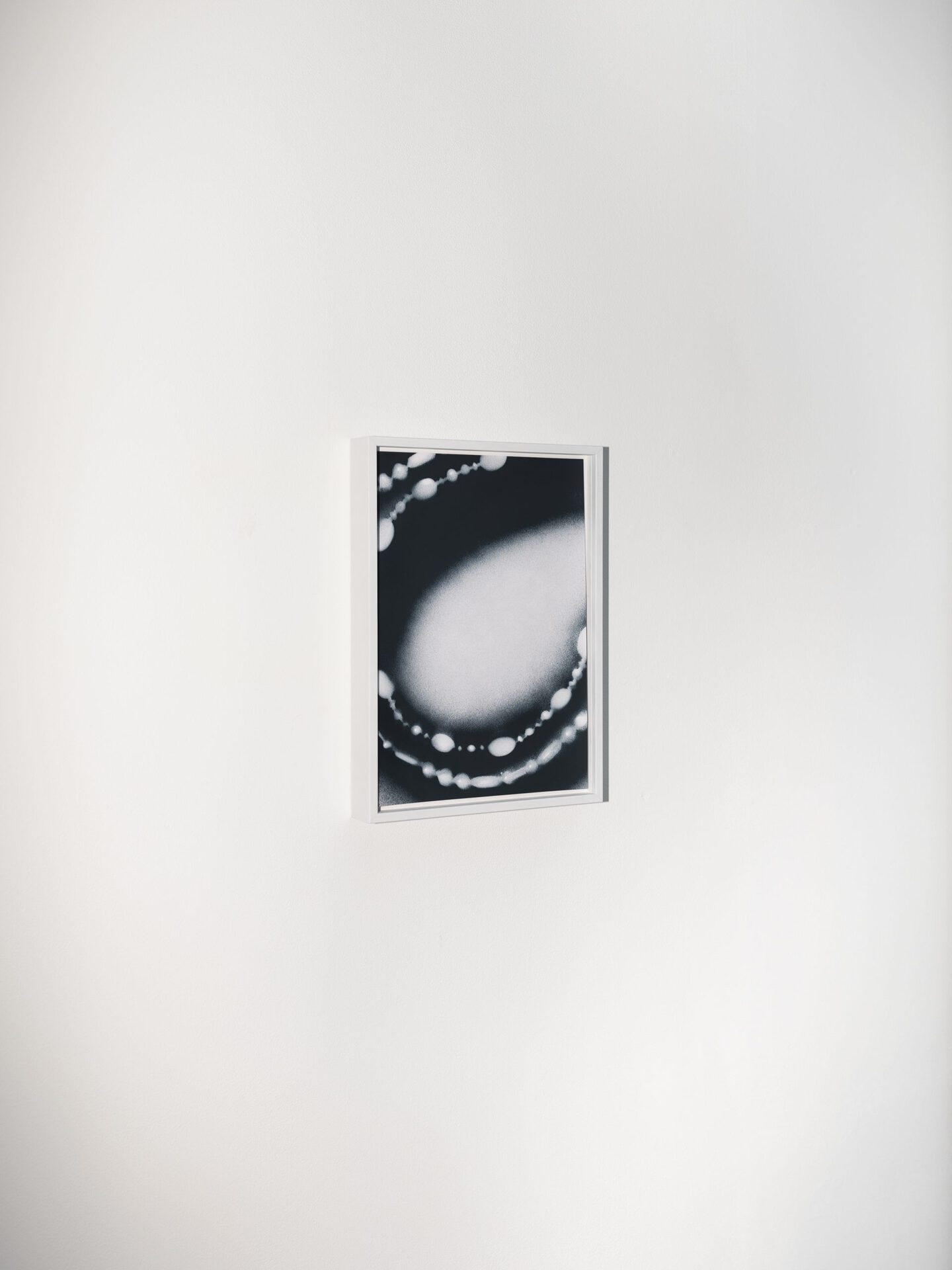 Christelle Kahla, The Lovers #7, spray on glossy paper, 29.7 x 21 cm, 2021