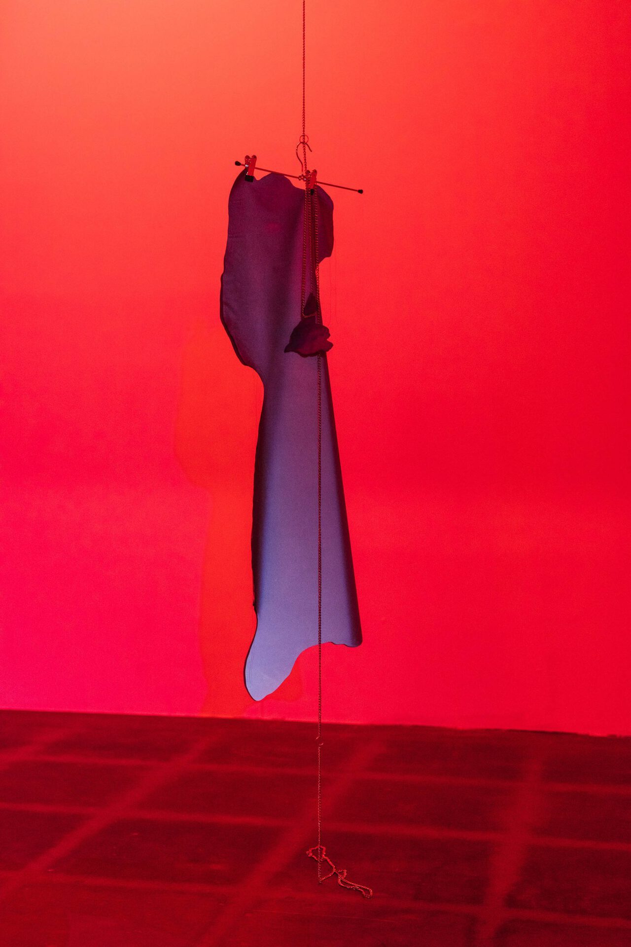 Daniela Grabosch, “AND THEN – I ENTER(ED) THE DEEPEST, MOST DEEP DUG CAVE”, 2019, Reflective fabric, 3D print, clothes hanger, metal chain, scent, QR code, virtual 3D model, sound [Photo: Theresa Wey]