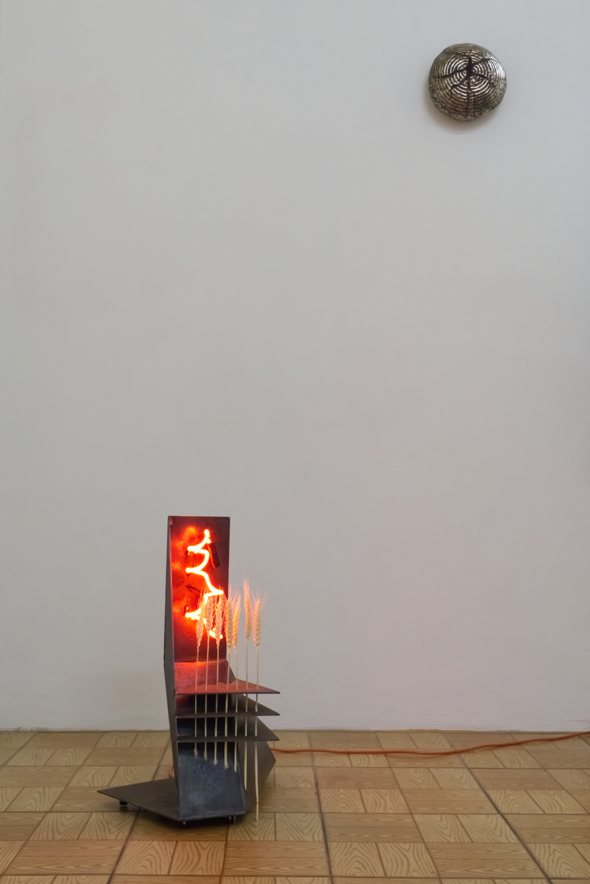 Daniel Stempfer, Weizenlicht/wheat lamp, 2020, steel, neon, wheat, 60x40x40cm