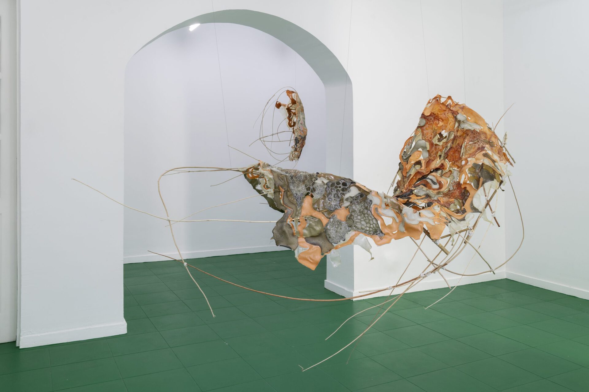 Esther Gaton, Eu tinha poucos anos e já era rigorosamente anciã, 2021, 115 x 294 x 78 cm
